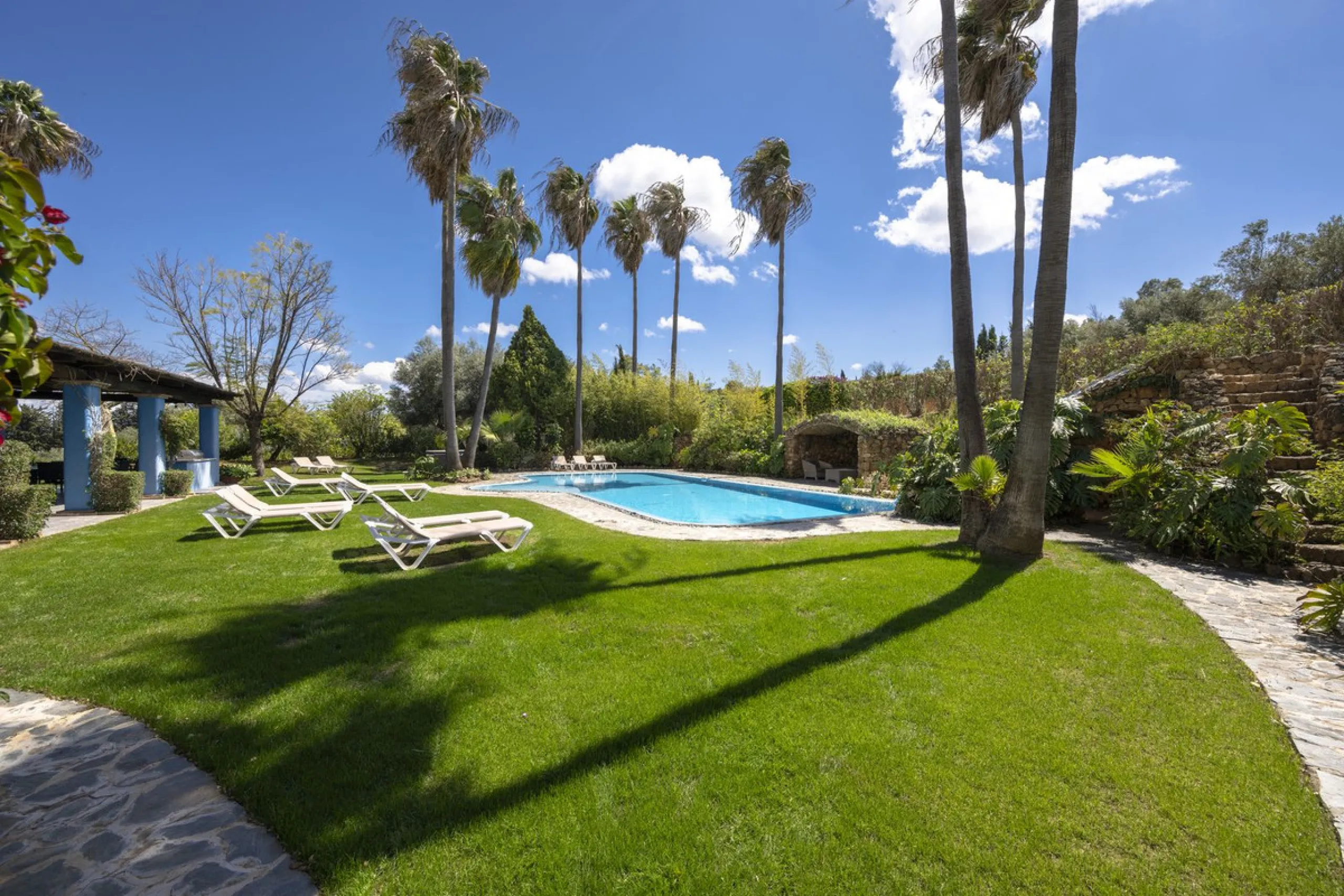 This magnificent finca offers the best of both worlds a luxurious, stylish property in a tranquil setting close to everything you need. Just five minutes driving from Alhaurin el Grande and 25 minutesfrom the airport. Perfect access, lovely views to the c