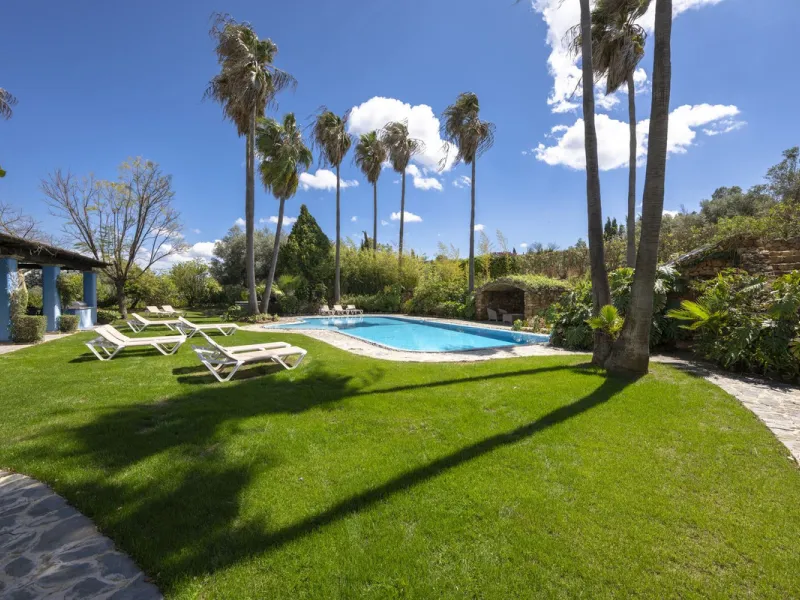 This magnificent finca offers the best of both worlds a luxurious, stylish property in a tranquil setting close to everything you need. Just five minutes driving from Alhaurin el Grande and 25 minutesfrom the airport. Perfect access, lovely views to the c