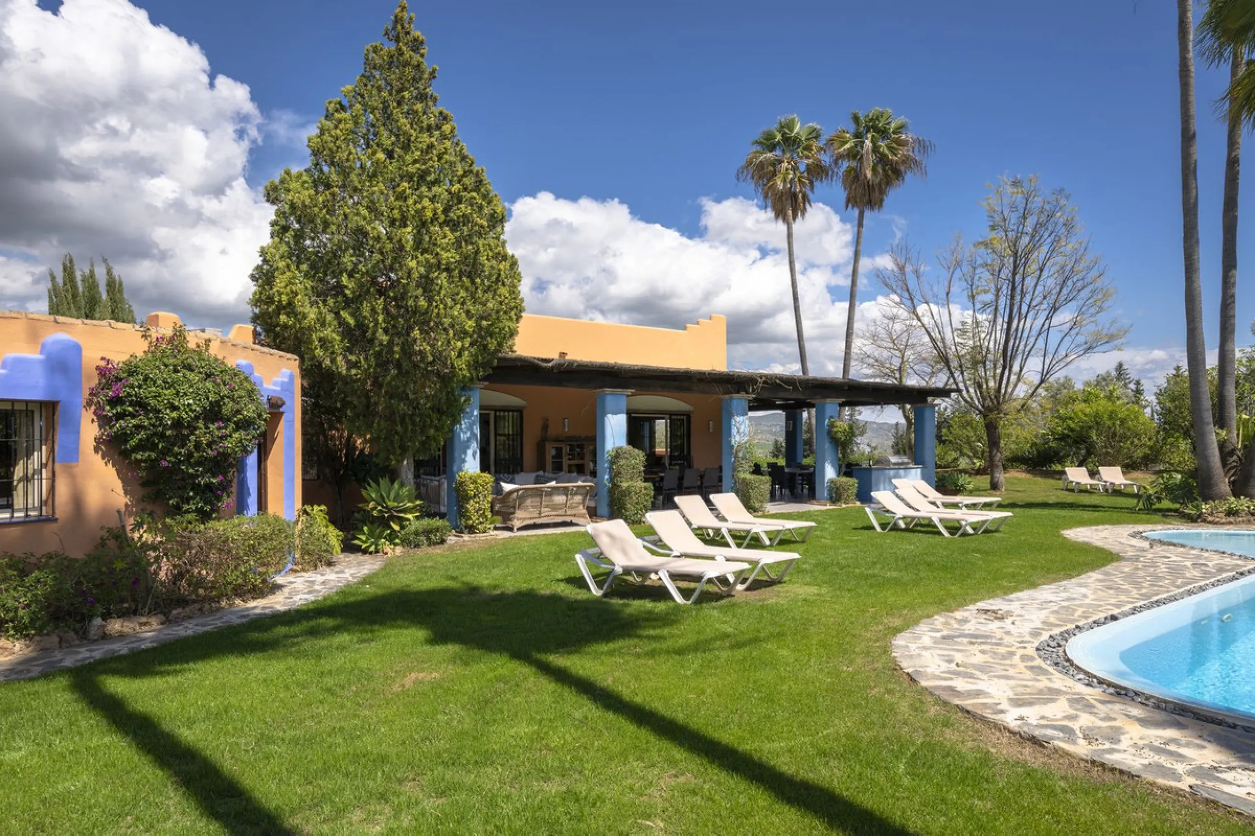 This magnificent finca offers the best of both worlds a luxurious, stylish property in a tranquil setting close to everything you need. Just five minutes driving from Alhaurin el Grande and 25 minutesfrom the airport. Perfect access, lovely views to the c