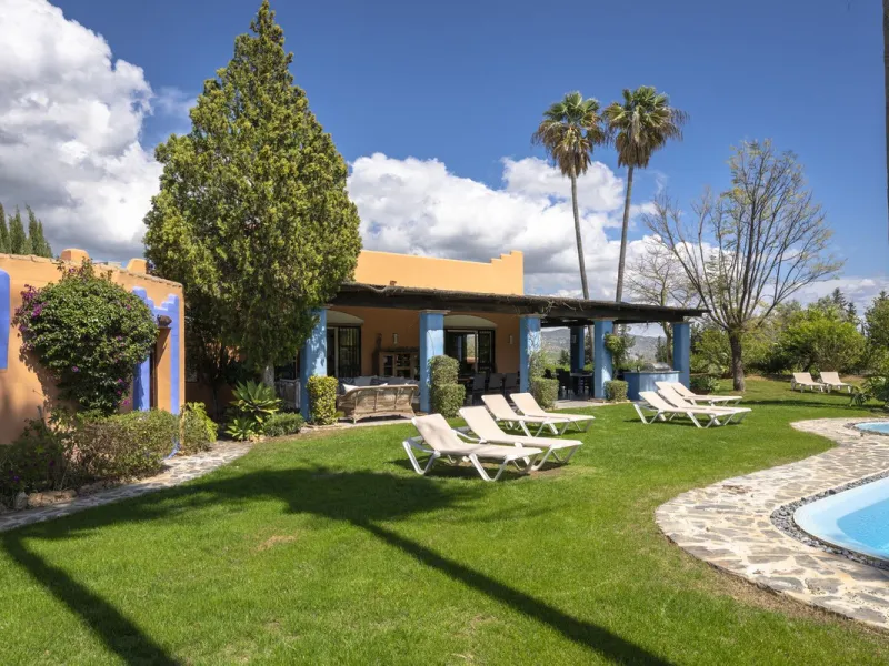 This magnificent finca offers the best of both worlds a luxurious, stylish property in a tranquil setting close to everything you need. Just five minutes driving from Alhaurin el Grande and 25 minutesfrom the airport. Perfect access, lovely views to the c