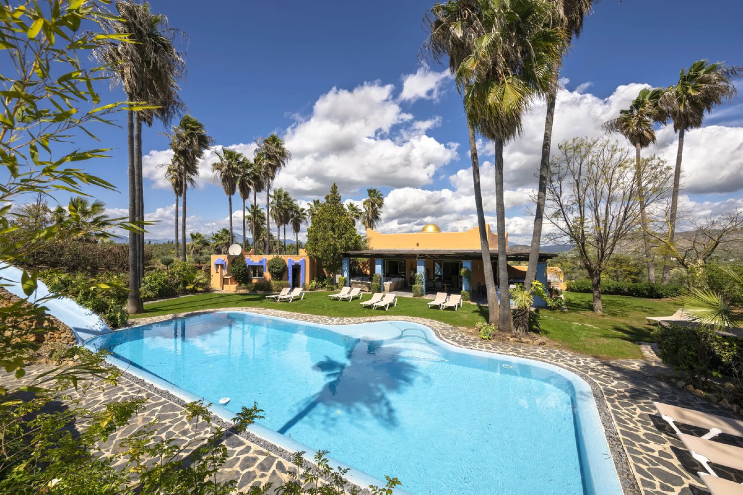 This magnificent finca offers the best of both worlds a luxurious, stylish property in a tranquil setting close to everything you need. Just five minutes driving from Alhaurin el Grande and 25 minutesfrom the airport. Perfect access, lovely views to the c