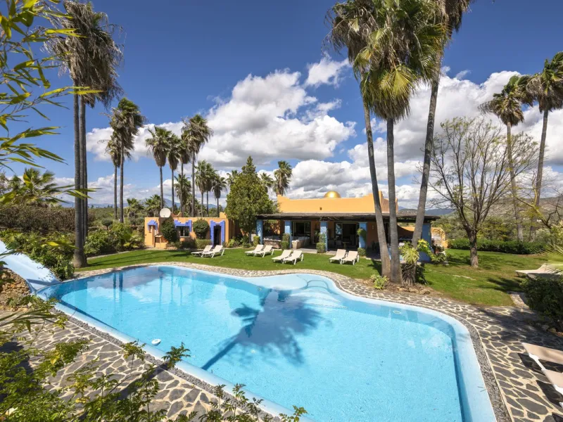 This magnificent finca offers the best of both worlds a luxurious, stylish property in a tranquil setting close to everything you need. Just five minutes driving from Alhaurin el Grande and 25 minutesfrom the airport. Perfect access, lovely views to the c