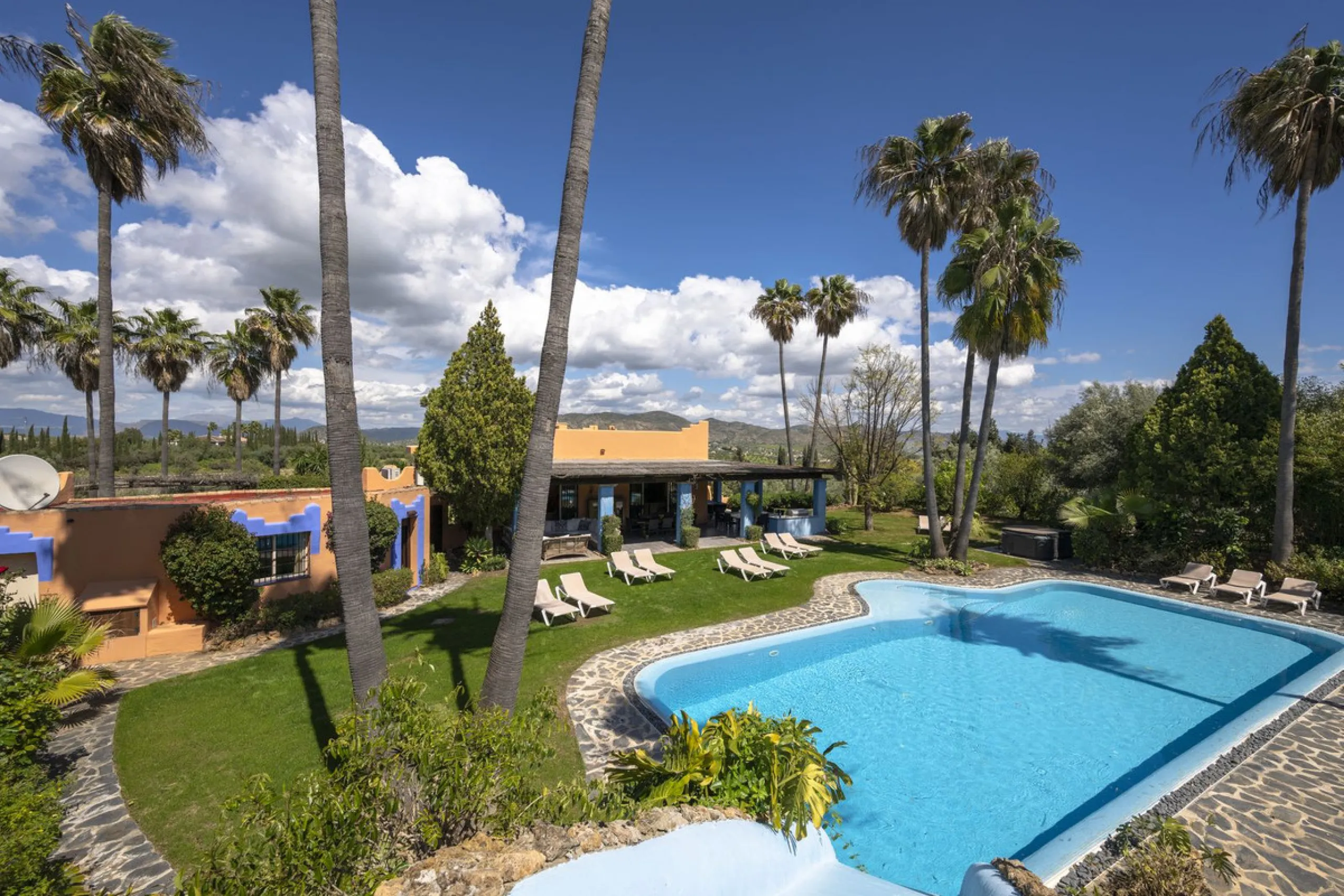 This magnificent finca offers the best of both worlds a luxurious, stylish property in a tranquil setting close to everything you need. Just five minutes driving from Alhaurin el Grande and 25 minutesfrom the airport. Perfect access, lovely views to the c