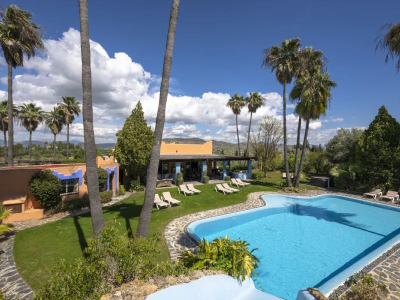 This magnificent finca offers the best of both worlds a luxurious, stylish property in a tranquil setting close to everything you need. Just five minutes driving from Alhaurin el Grande and 25 minutesfrom the airport. Perfect access, lovely views to the c