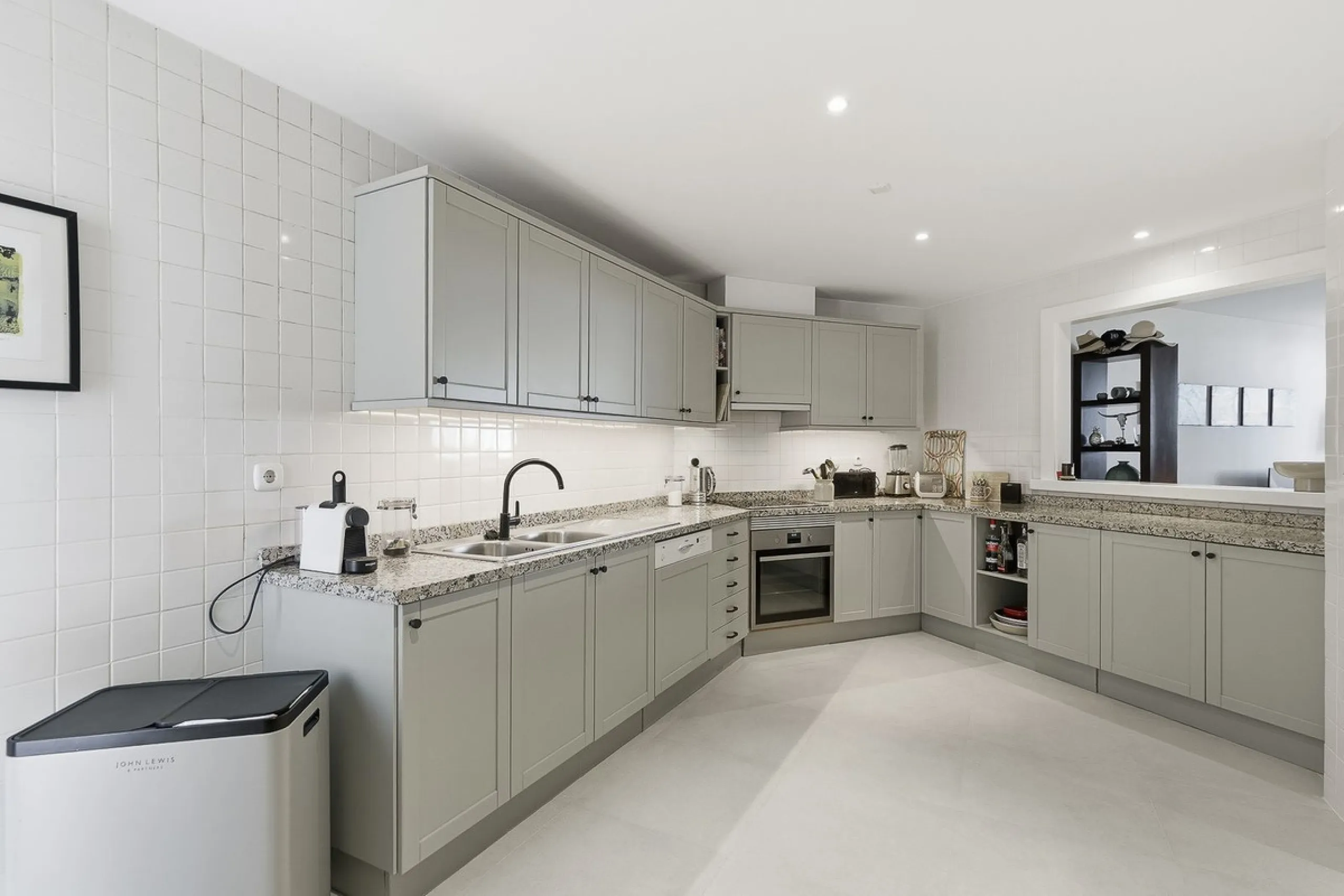 This beautifully presented south-facing three-bedroom ground floor apartment is located in one of the most sought-after communities in Nueva Andalucía, Las Tortugas de Aloha. The property has been furnished to a high standard throughout, combining comfort