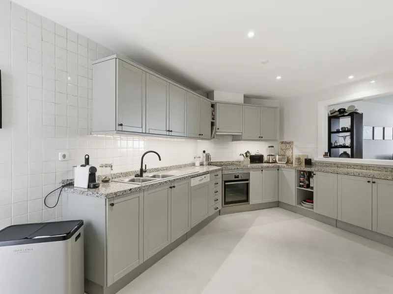 This beautifully presented south-facing three-bedroom ground floor apartment is located in one of the most sought-after communities in Nueva Andalucía, Las Tortugas de Aloha. The property has been furnished to a high standard throughout, combining comfort