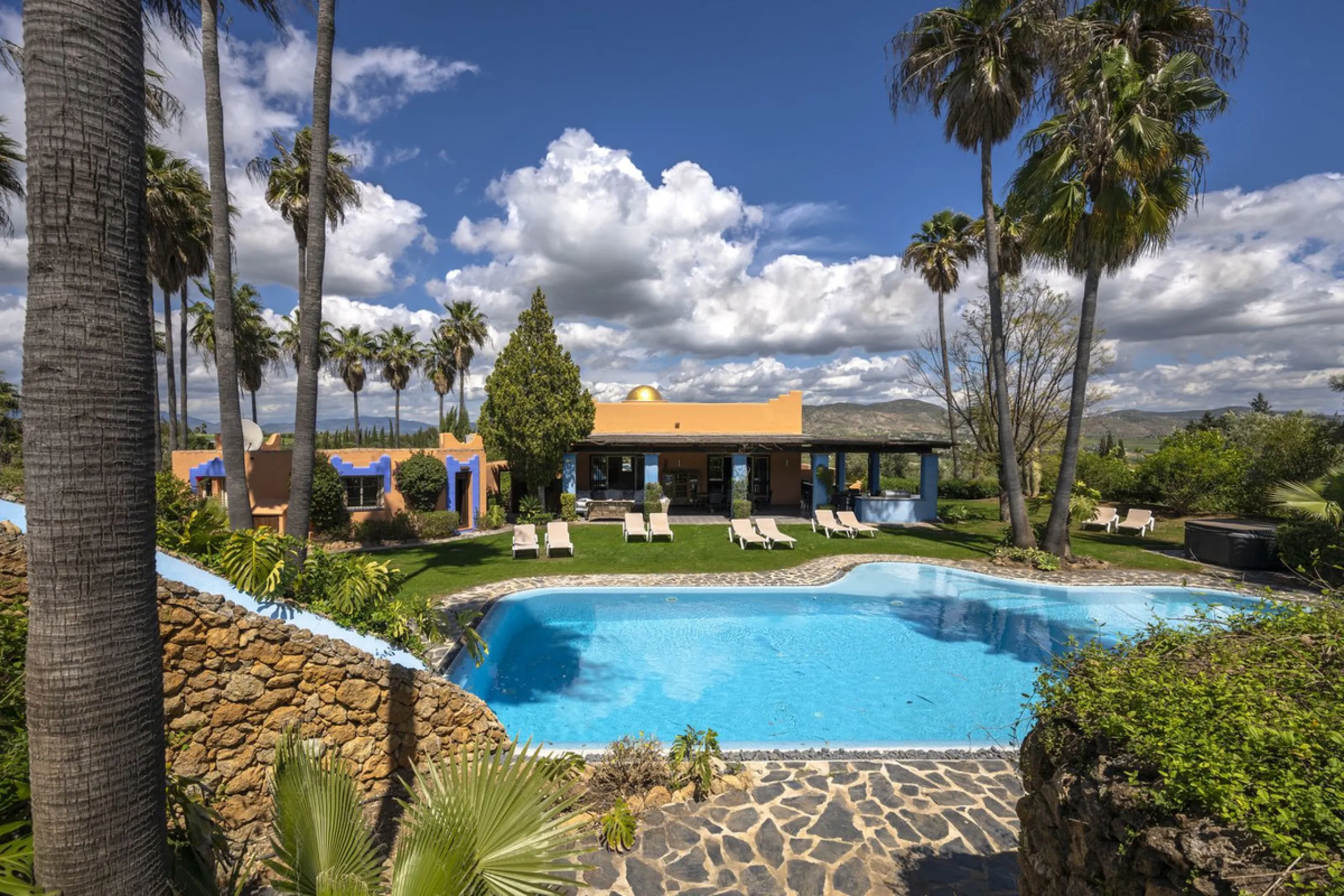 This magnificent finca offers the best of both worlds a luxurious, stylish property in a tranquil setting close to everything you need. Just five minutes driving from Alhaurin el Grande and 25 minutesfrom the airport. Perfect access, lovely views to the c