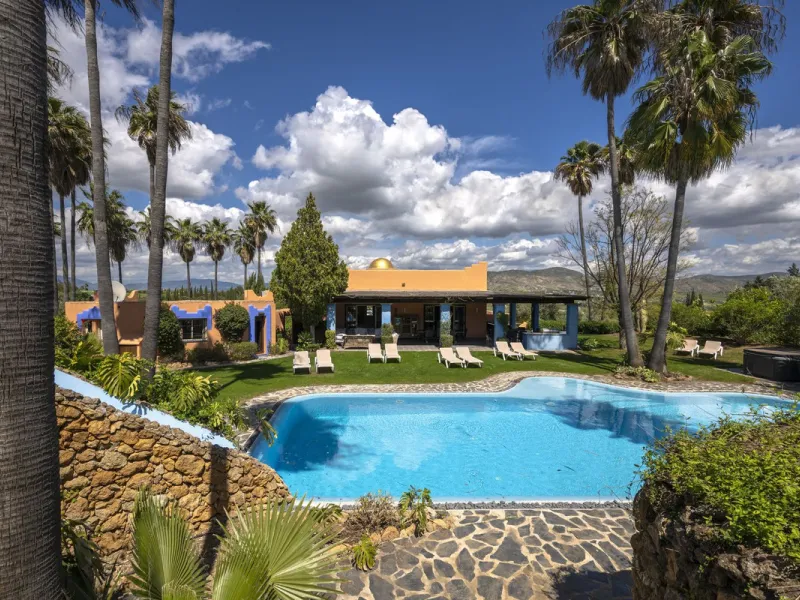 This magnificent finca offers the best of both worlds a luxurious, stylish property in a tranquil setting close to everything you need. Just five minutes driving from Alhaurin el Grande and 25 minutesfrom the airport. Perfect access, lovely views to the c
