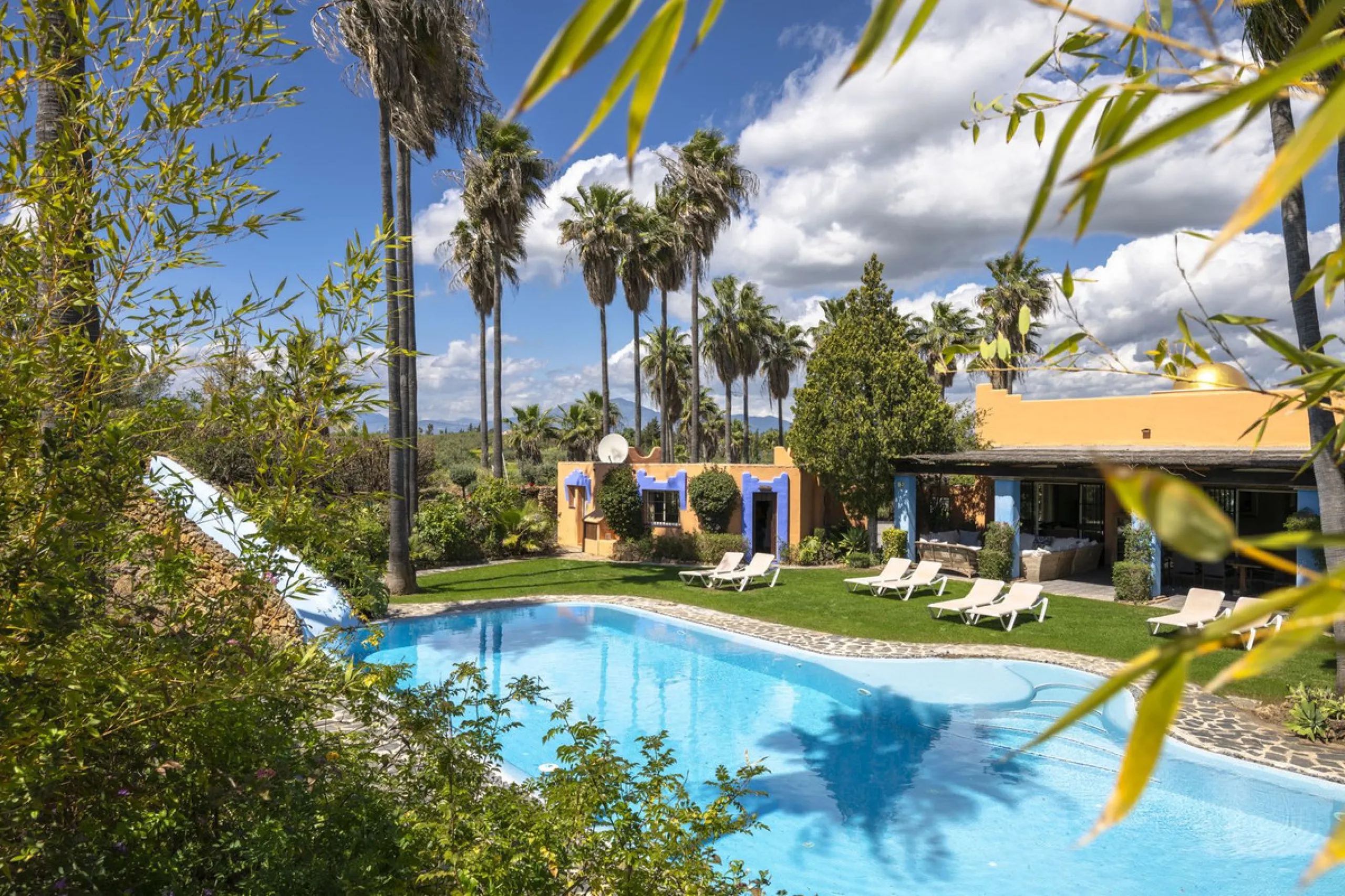 This magnificent finca offers the best of both worlds a luxurious, stylish property in a tranquil setting close to everything you need. Just five minutes driving from Alhaurin el Grande and 25 minutesfrom the airport. Perfect access, lovely views to the c