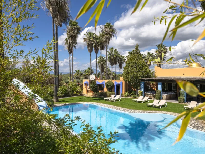 This magnificent finca offers the best of both worlds a luxurious, stylish property in a tranquil setting close to everything you need. Just five minutes driving from Alhaurin el Grande and 25 minutesfrom the airport. Perfect access, lovely views to the c