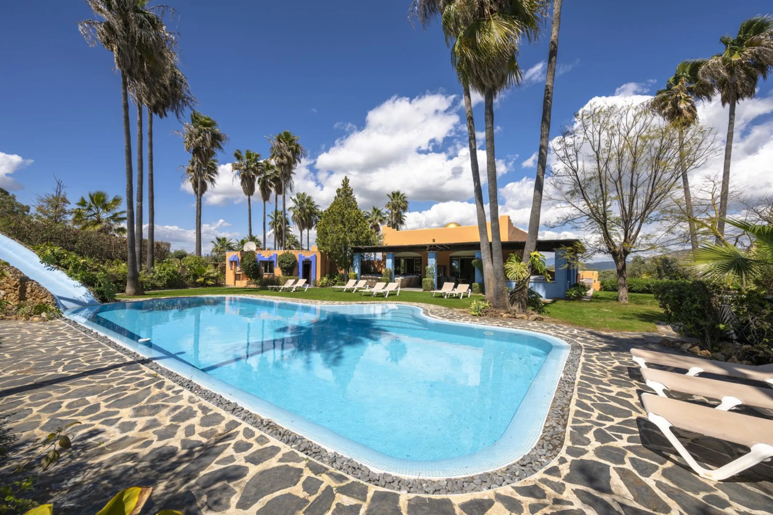This magnificent finca offers the best of both worlds a luxurious, stylish property in a tranquil setting close to everything you need. Just five minutes driving from Alhaurin el Grande and 25 minutesfrom the airport. Perfect access, lovely views to the c