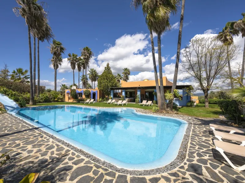 This magnificent finca offers the best of both worlds a luxurious, stylish property in a tranquil setting close to everything you need. Just five minutes driving from Alhaurin el Grande and 25 minutesfrom the airport. Perfect access, lovely views to the c