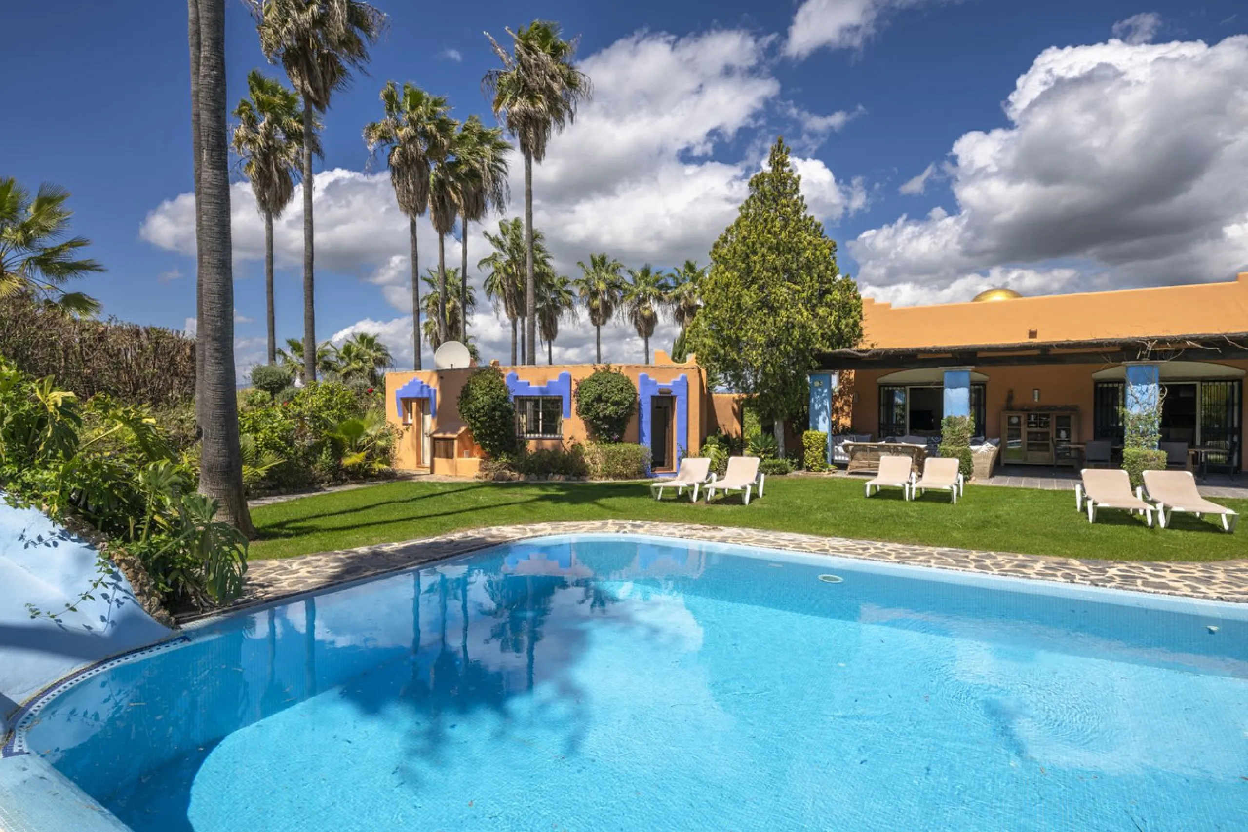 This magnificent finca offers the best of both worlds a luxurious, stylish property in a tranquil setting close to everything you need. Just five minutes driving from Alhaurin el Grande and 25 minutesfrom the airport. Perfect access, lovely views to the c