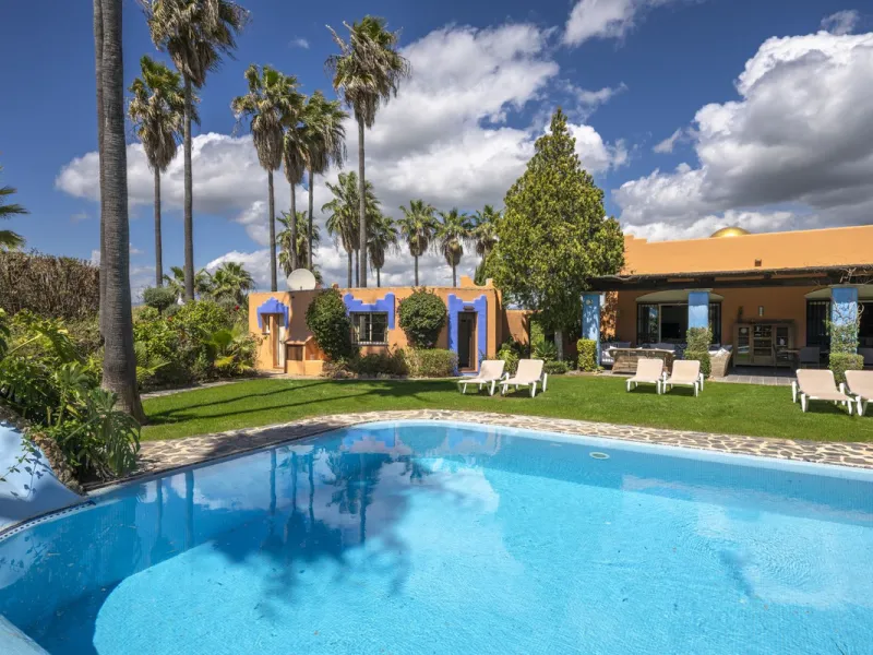 This magnificent finca offers the best of both worlds a luxurious, stylish property in a tranquil setting close to everything you need. Just five minutes driving from Alhaurin el Grande and 25 minutesfrom the airport. Perfect access, lovely views to the c
