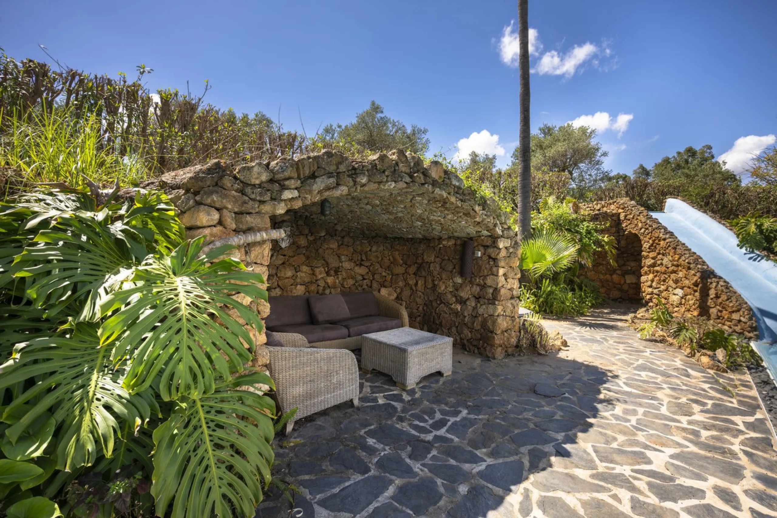 This magnificent finca offers the best of both worlds a luxurious, stylish property in a tranquil setting close to everything you need. Just five minutes driving from Alhaurin el Grande and 25 minutesfrom the airport. Perfect access, lovely views to the c