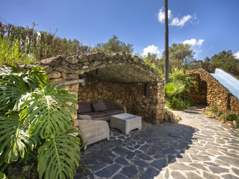 This magnificent finca offers the best of both worlds a luxurious, stylish property in a tranquil setting close to everything you need. Just five minutes driving from Alhaurin el Grande and 25 minutesfrom the airport. Perfect access, lovely views to the c
