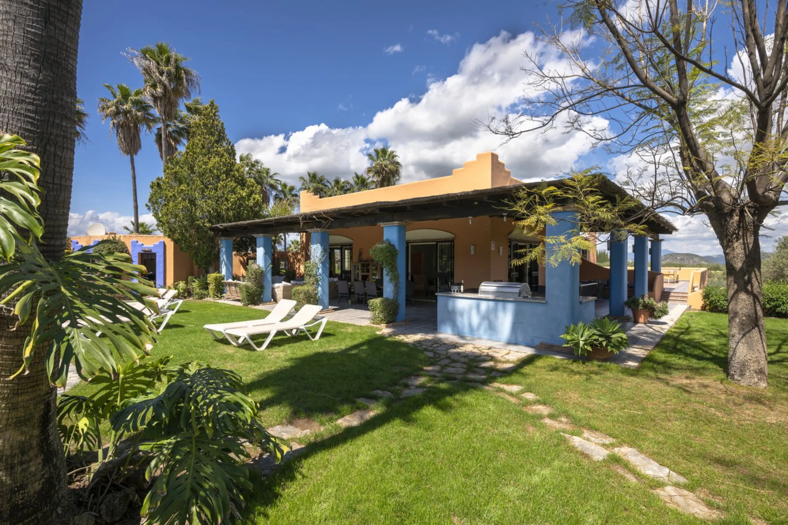 This magnificent finca offers the best of both worlds a luxurious, stylish property in a tranquil setting close to everything you need. Just five minutes driving from Alhaurin el Grande and 25 minutesfrom the airport. Perfect access, lovely views to the c