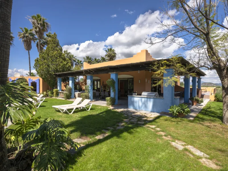 This magnificent finca offers the best of both worlds a luxurious, stylish property in a tranquil setting close to everything you need. Just five minutes driving from Alhaurin el Grande and 25 minutesfrom the airport. Perfect access, lovely views to the c