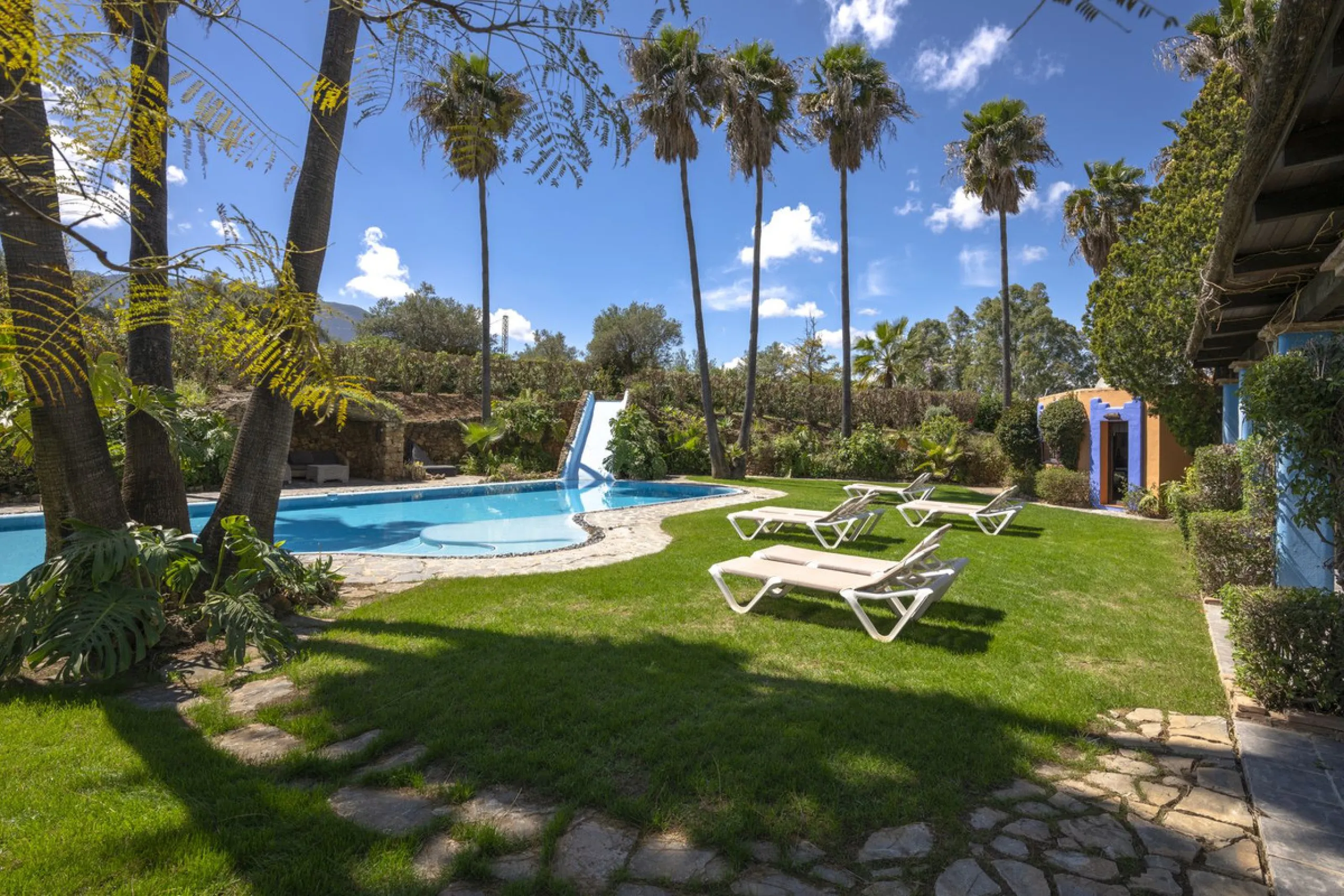 This magnificent finca offers the best of both worlds a luxurious, stylish property in a tranquil setting close to everything you need. Just five minutes driving from Alhaurin el Grande and 25 minutesfrom the airport. Perfect access, lovely views to the c