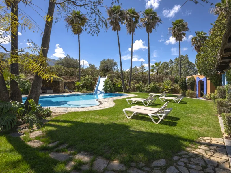 This magnificent finca offers the best of both worlds a luxurious, stylish property in a tranquil setting close to everything you need. Just five minutes driving from Alhaurin el Grande and 25 minutesfrom the airport. Perfect access, lovely views to the c