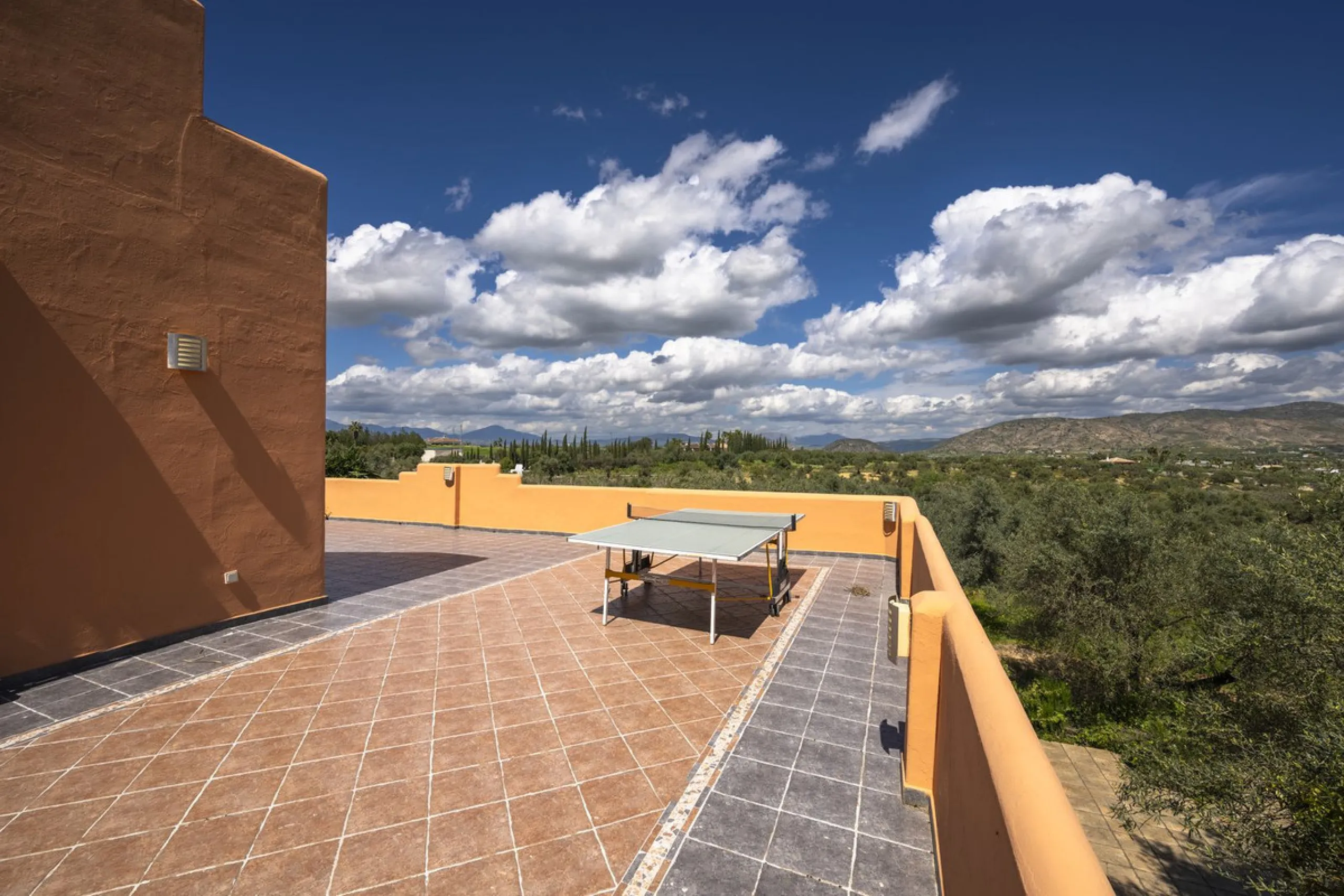 This magnificent finca offers the best of both worlds a luxurious, stylish property in a tranquil setting close to everything you need. Just five minutes driving from Alhaurin el Grande and 25 minutesfrom the airport. Perfect access, lovely views to the c