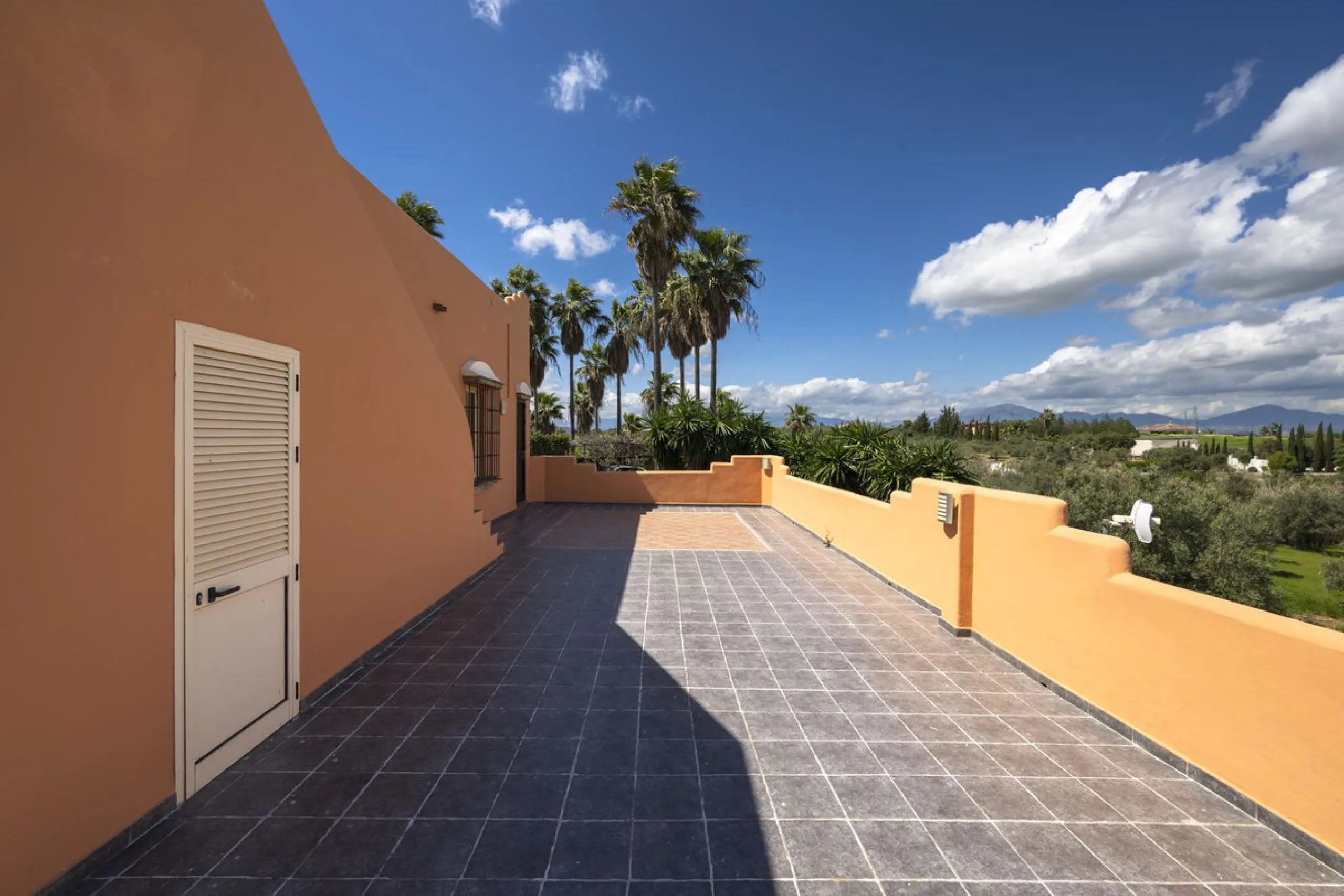 This magnificent finca offers the best of both worlds a luxurious, stylish property in a tranquil setting close to everything you need. Just five minutes driving from Alhaurin el Grande and 25 minutesfrom the airport. Perfect access, lovely views to the c