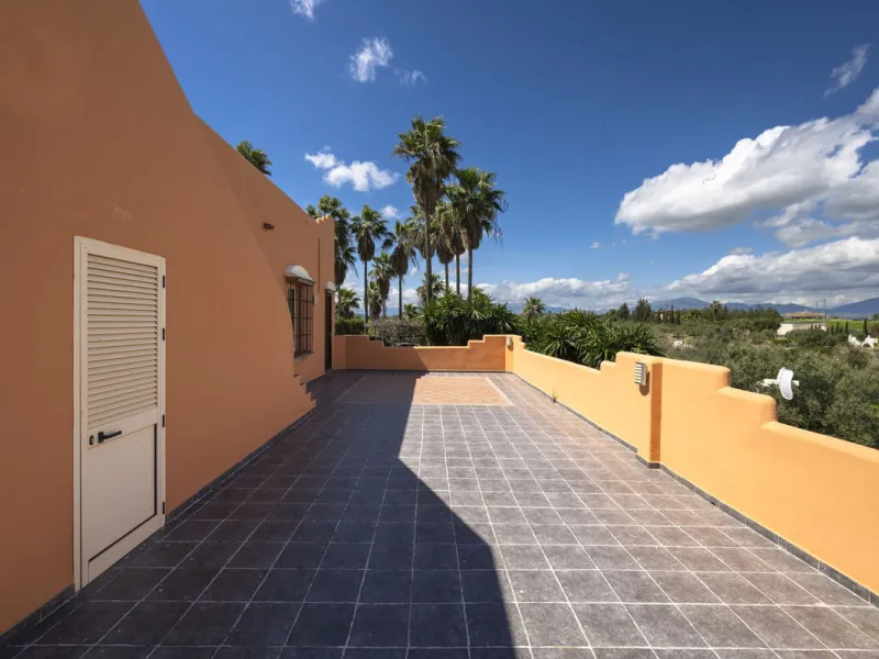 This magnificent finca offers the best of both worlds a luxurious, stylish property in a tranquil setting close to everything you need. Just five minutes driving from Alhaurin el Grande and 25 minutesfrom the airport. Perfect access, lovely views to the c