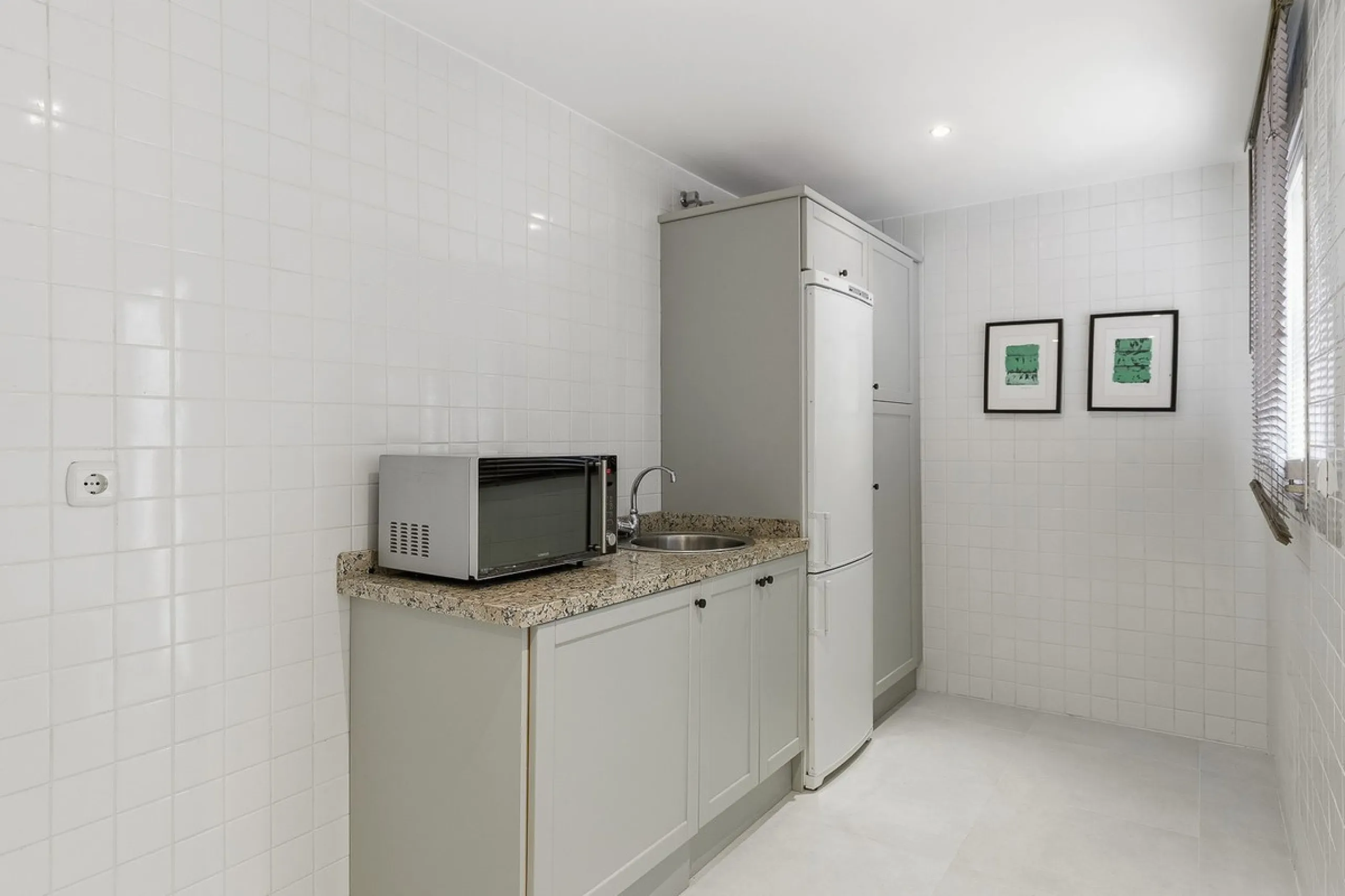 This beautifully presented south-facing three-bedroom ground floor apartment is located in one of the most sought-after communities in Nueva Andalucía, Las Tortugas de Aloha. The property has been furnished to a high standard throughout, combining comfort