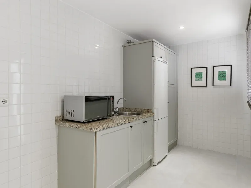 This beautifully presented south-facing three-bedroom ground floor apartment is located in one of the most sought-after communities in Nueva Andalucía, Las Tortugas de Aloha. The property has been furnished to a high standard throughout, combining comfort