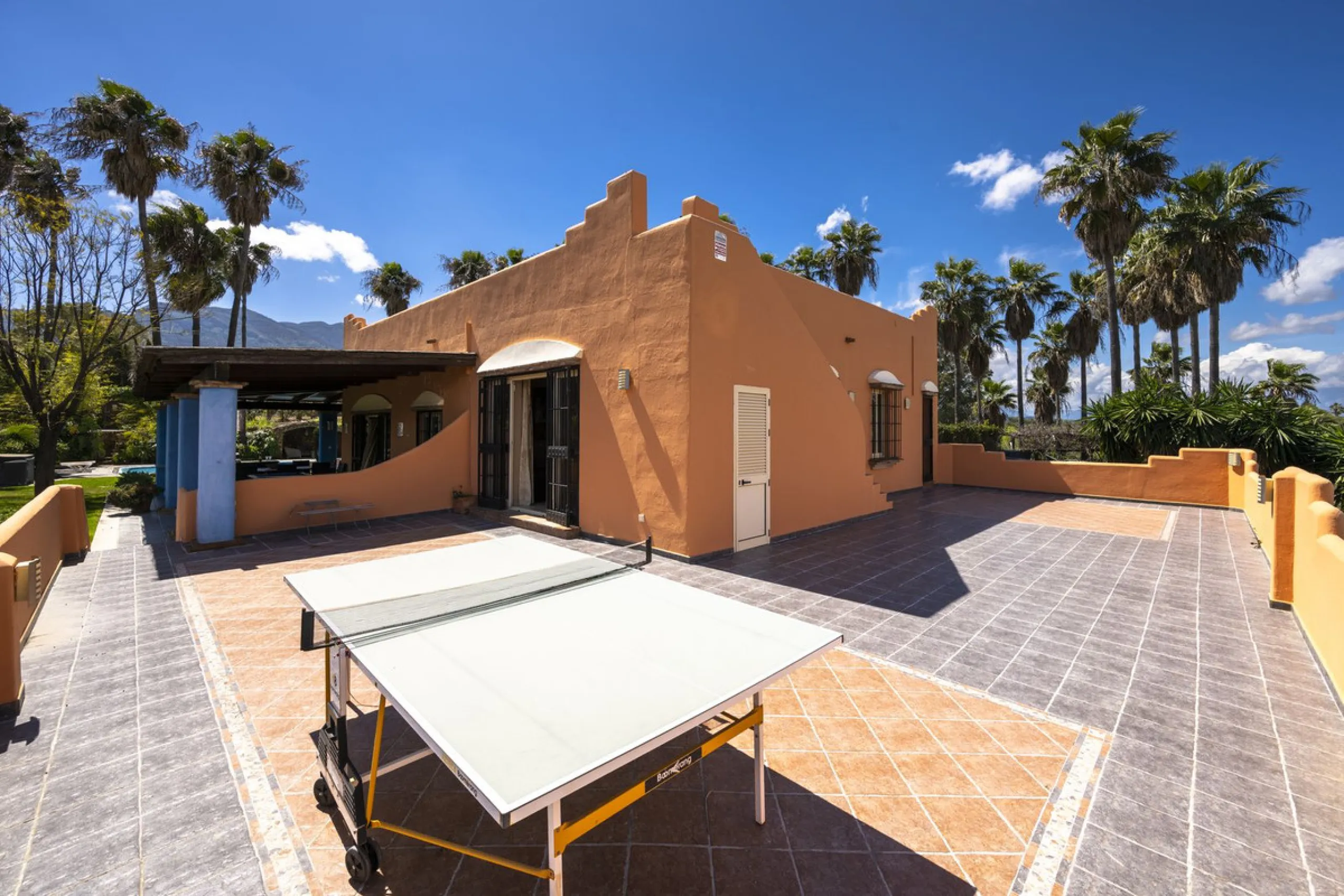 This magnificent finca offers the best of both worlds a luxurious, stylish property in a tranquil setting close to everything you need. Just five minutes driving from Alhaurin el Grande and 25 minutesfrom the airport. Perfect access, lovely views to the c