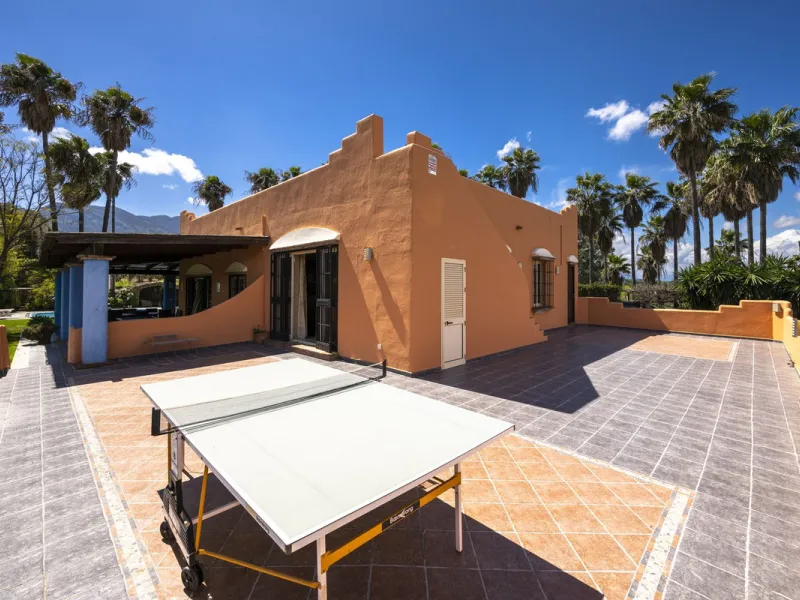This magnificent finca offers the best of both worlds a luxurious, stylish property in a tranquil setting close to everything you need. Just five minutes driving from Alhaurin el Grande and 25 minutesfrom the airport. Perfect access, lovely views to the c