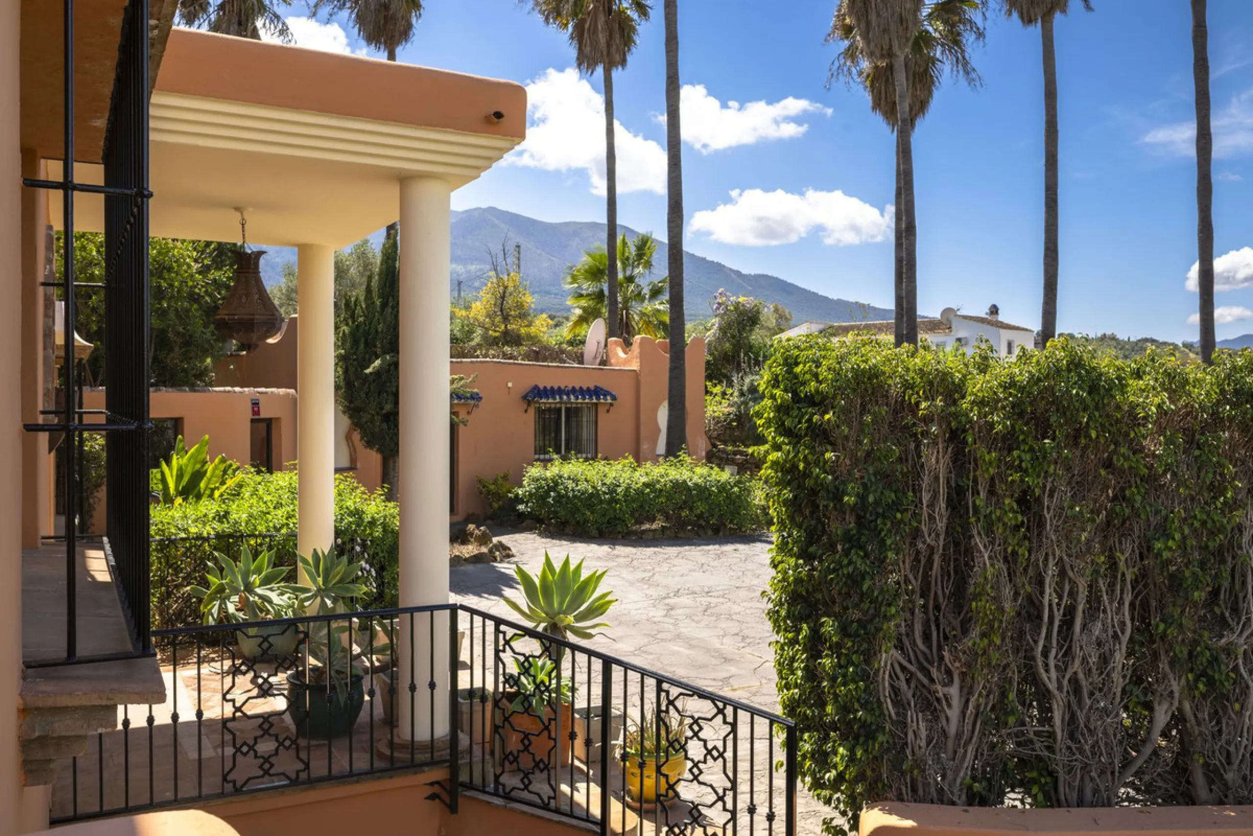 This magnificent finca offers the best of both worlds a luxurious, stylish property in a tranquil setting close to everything you need. Just five minutes driving from Alhaurin el Grande and 25 minutesfrom the airport. Perfect access, lovely views to the c