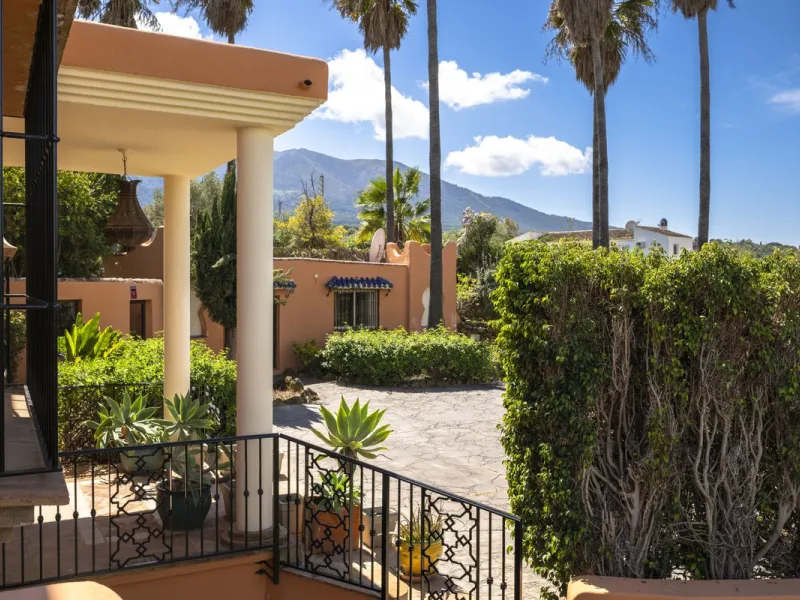 This magnificent finca offers the best of both worlds a luxurious, stylish property in a tranquil setting close to everything you need. Just five minutes driving from Alhaurin el Grande and 25 minutesfrom the airport. Perfect access, lovely views to the c
