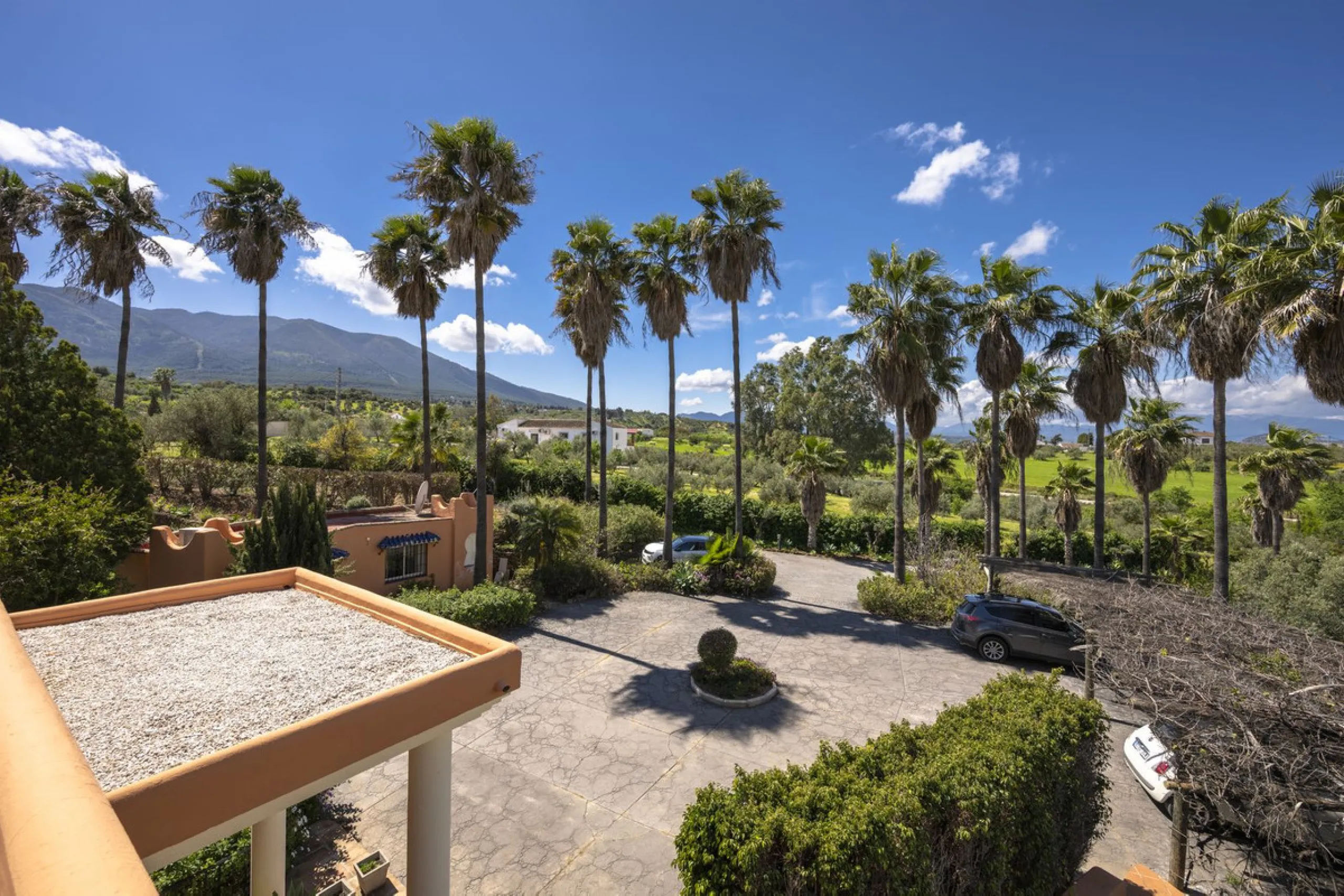 This magnificent finca offers the best of both worlds a luxurious, stylish property in a tranquil setting close to everything you need. Just five minutes driving from Alhaurin el Grande and 25 minutesfrom the airport. Perfect access, lovely views to the c