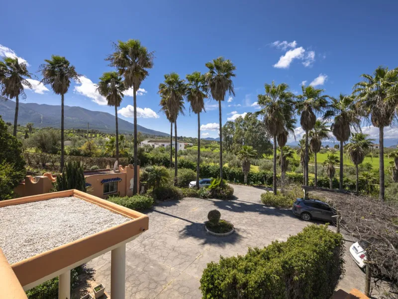 This magnificent finca offers the best of both worlds a luxurious, stylish property in a tranquil setting close to everything you need. Just five minutes driving from Alhaurin el Grande and 25 minutesfrom the airport. Perfect access, lovely views to the c