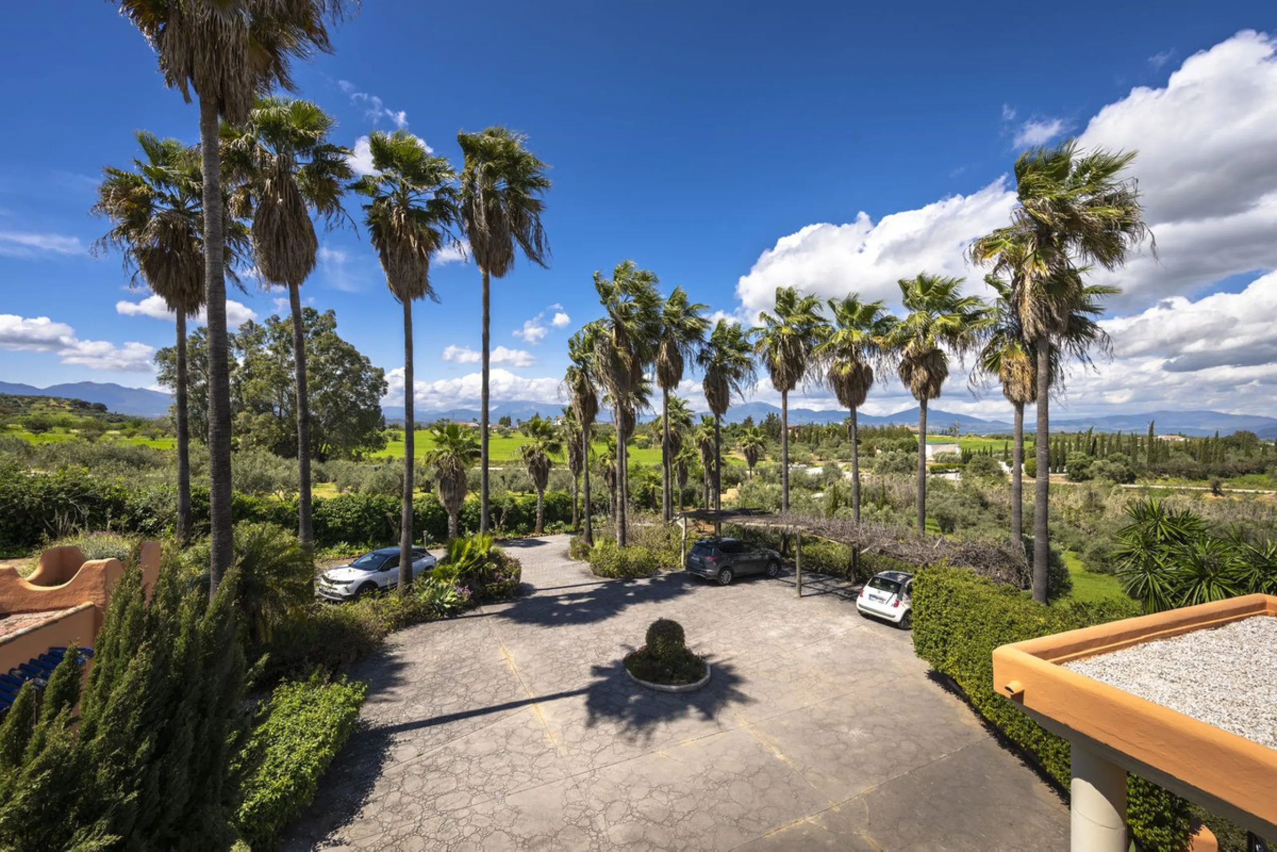This magnificent finca offers the best of both worlds a luxurious, stylish property in a tranquil setting close to everything you need. Just five minutes driving from Alhaurin el Grande and 25 minutesfrom the airport. Perfect access, lovely views to the c