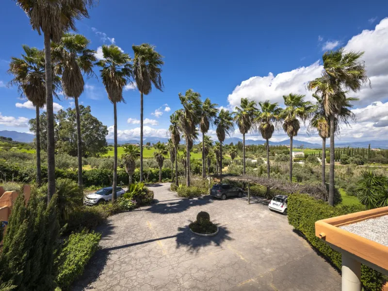 This magnificent finca offers the best of both worlds a luxurious, stylish property in a tranquil setting close to everything you need. Just five minutes driving from Alhaurin el Grande and 25 minutesfrom the airport. Perfect access, lovely views to the c