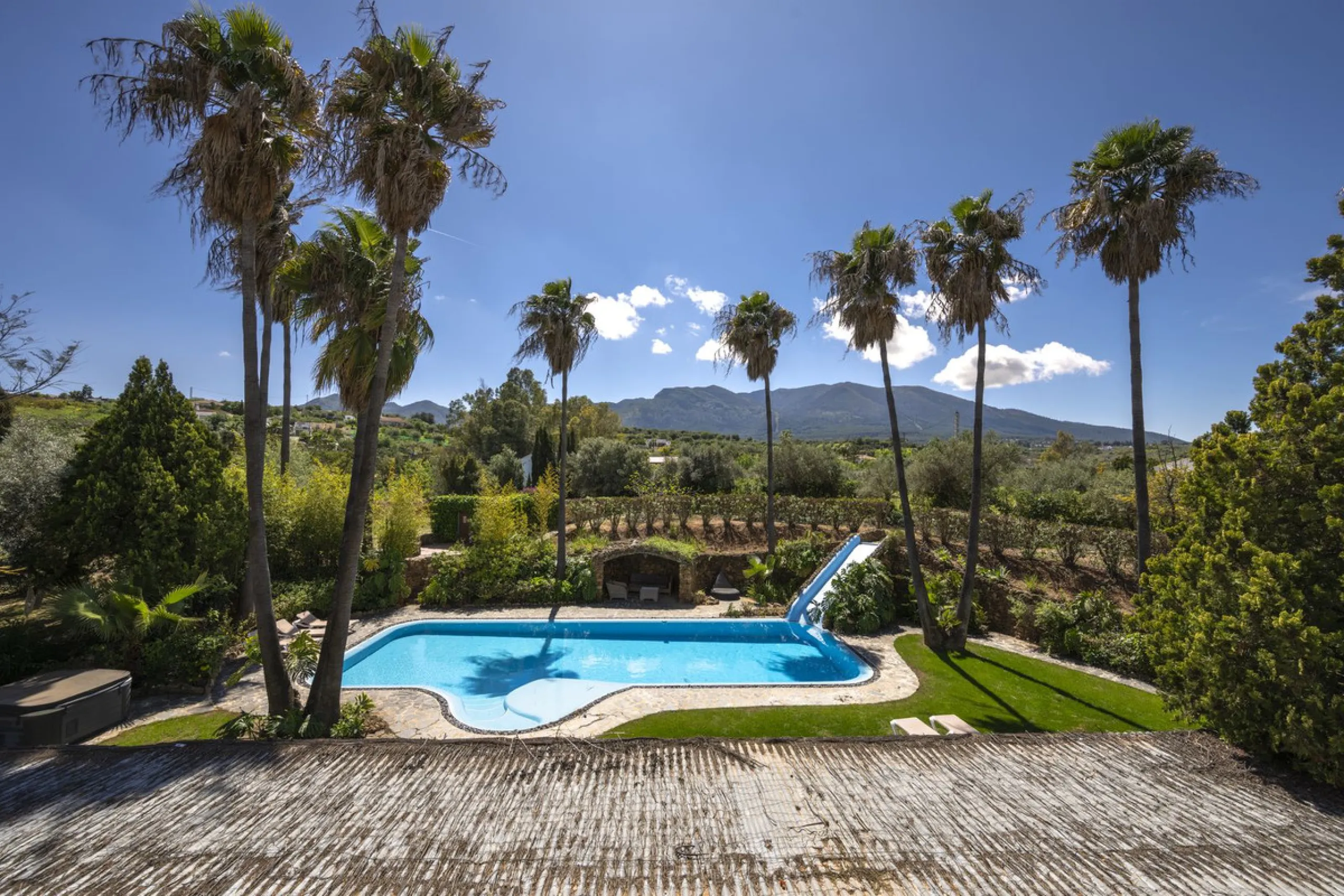 This magnificent finca offers the best of both worlds a luxurious, stylish property in a tranquil setting close to everything you need. Just five minutes driving from Alhaurin el Grande and 25 minutesfrom the airport. Perfect access, lovely views to the c