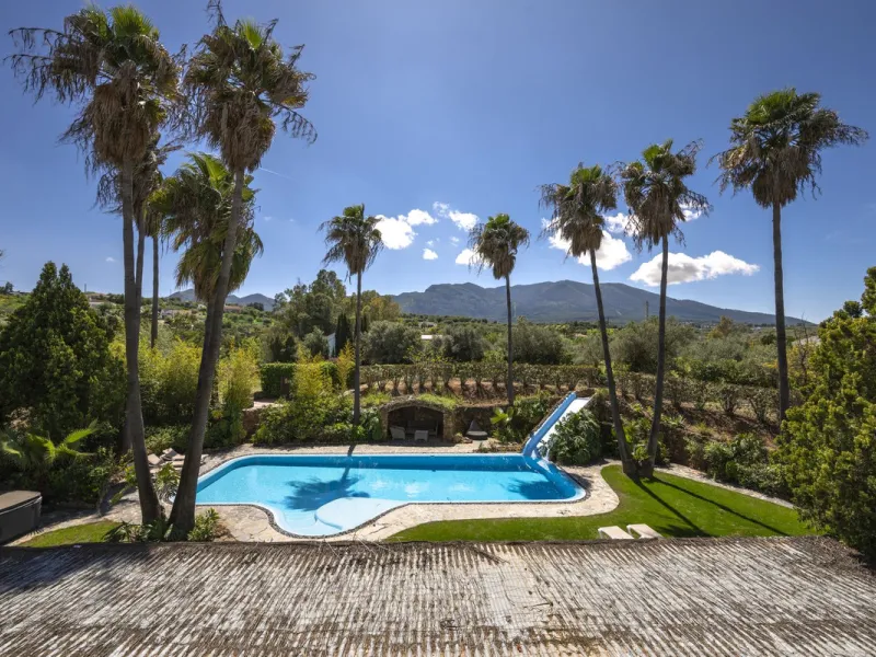 This magnificent finca offers the best of both worlds a luxurious, stylish property in a tranquil setting close to everything you need. Just five minutes driving from Alhaurin el Grande and 25 minutesfrom the airport. Perfect access, lovely views to the c