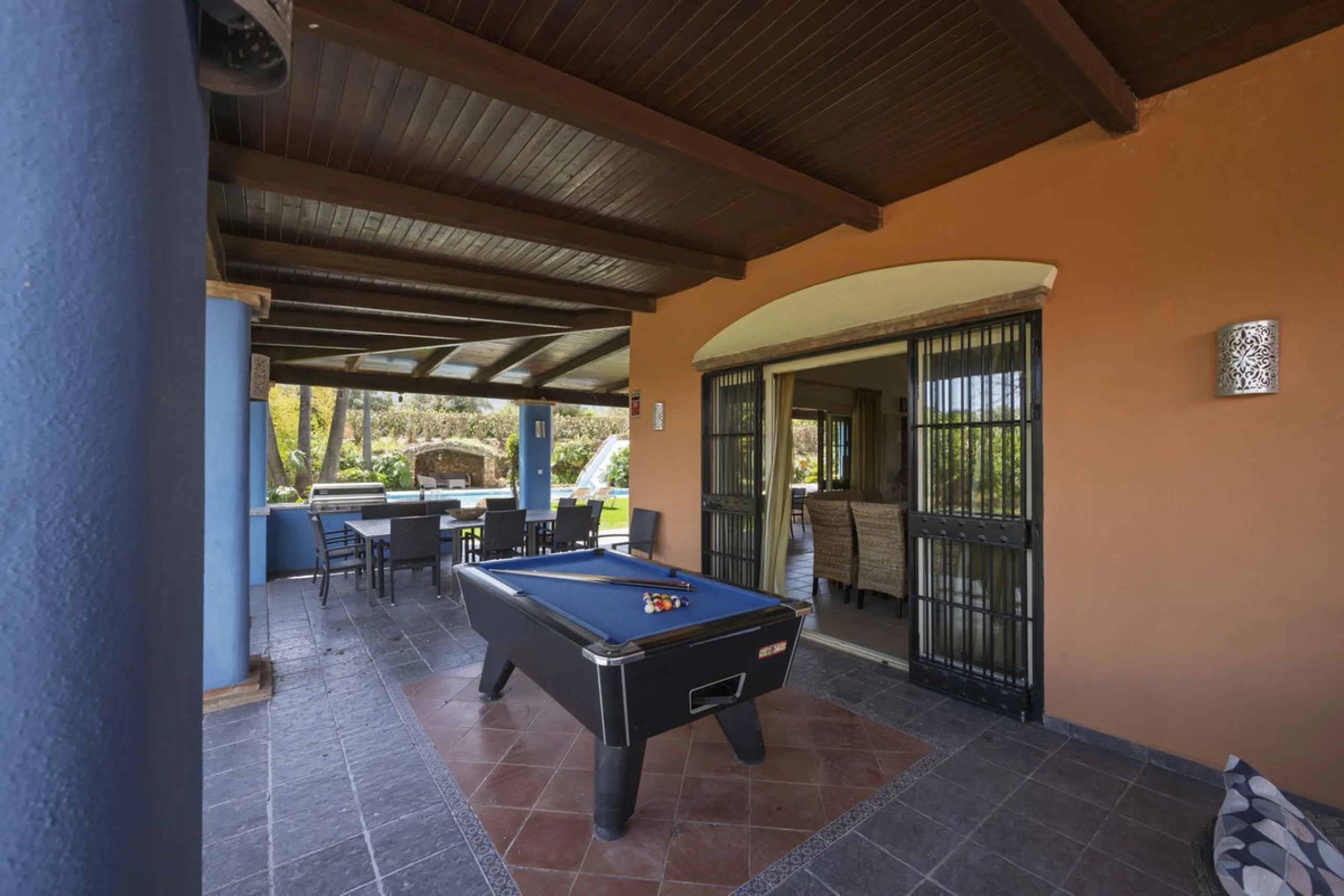 This magnificent finca offers the best of both worlds a luxurious, stylish property in a tranquil setting close to everything you need. Just five minutes driving from Alhaurin el Grande and 25 minutesfrom the airport. Perfect access, lovely views to the c