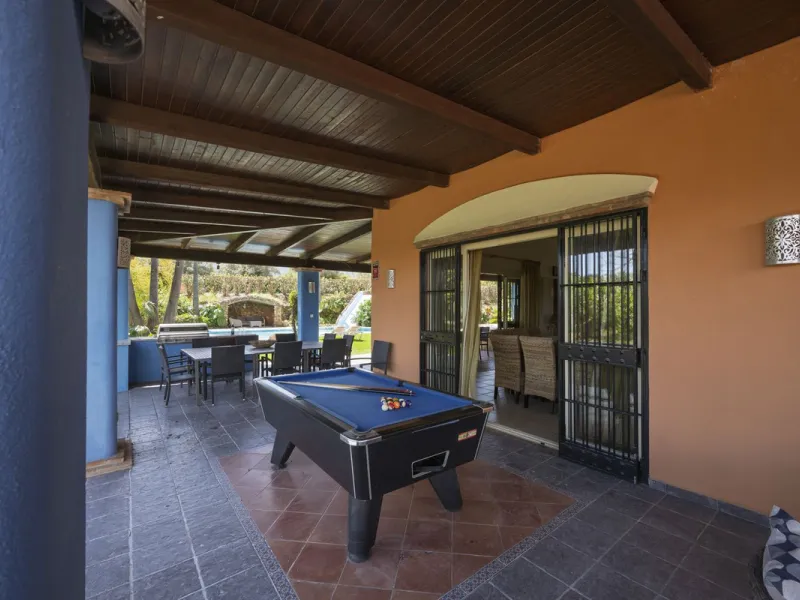 This magnificent finca offers the best of both worlds a luxurious, stylish property in a tranquil setting close to everything you need. Just five minutes driving from Alhaurin el Grande and 25 minutesfrom the airport. Perfect access, lovely views to the c