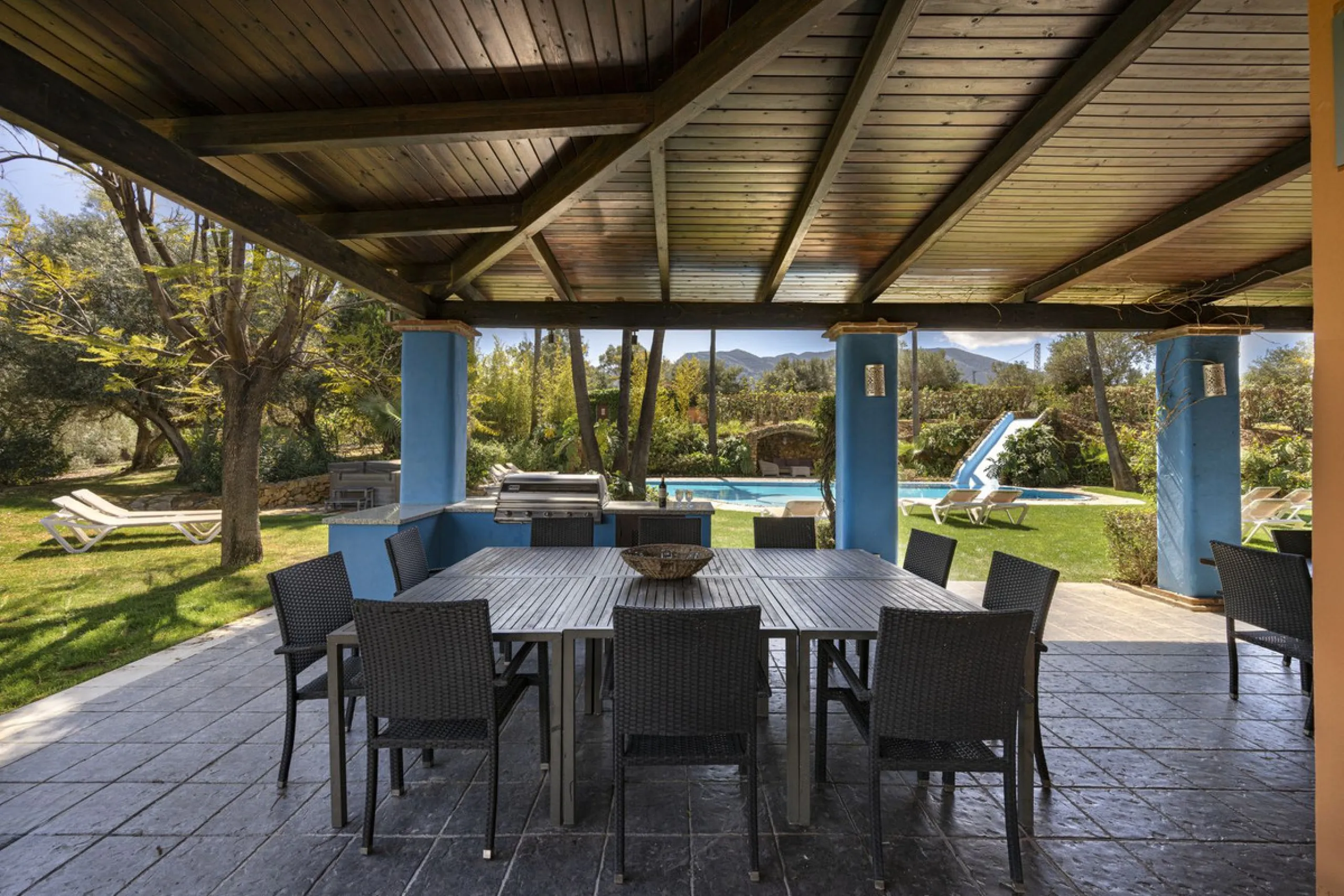 This magnificent finca offers the best of both worlds a luxurious, stylish property in a tranquil setting close to everything you need. Just five minutes driving from Alhaurin el Grande and 25 minutesfrom the airport. Perfect access, lovely views to the c
