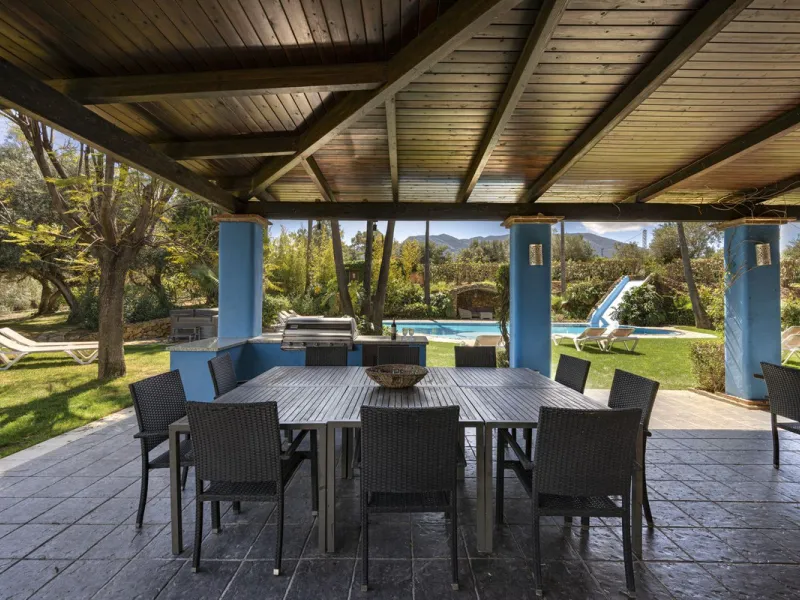 This magnificent finca offers the best of both worlds a luxurious, stylish property in a tranquil setting close to everything you need. Just five minutes driving from Alhaurin el Grande and 25 minutesfrom the airport. Perfect access, lovely views to the c