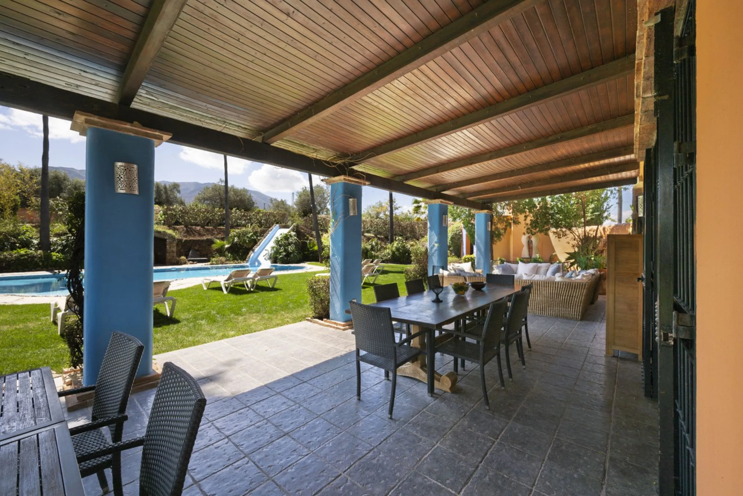 This magnificent finca offers the best of both worlds a luxurious, stylish property in a tranquil setting close to everything you need. Just five minutes driving from Alhaurin el Grande and 25 minutesfrom the airport. Perfect access, lovely views to the c