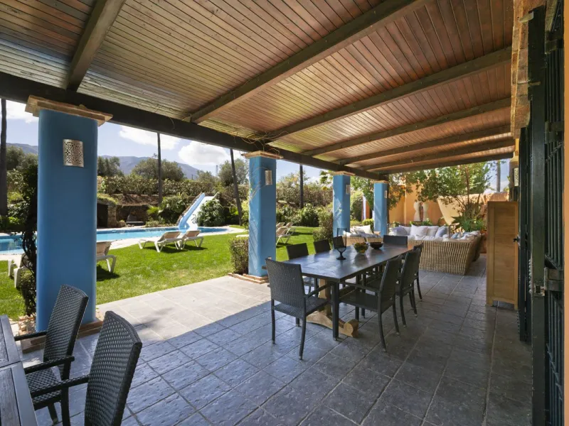 This magnificent finca offers the best of both worlds a luxurious, stylish property in a tranquil setting close to everything you need. Just five minutes driving from Alhaurin el Grande and 25 minutesfrom the airport. Perfect access, lovely views to the c