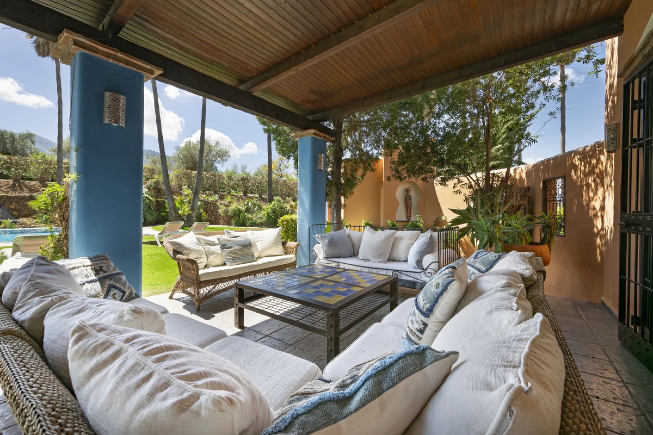 This magnificent finca offers the best of both worlds a luxurious, stylish property in a tranquil setting close to everything you need. Just five minutes driving from Alhaurin el Grande and 25 minutesfrom the airport. Perfect access, lovely views to the c
