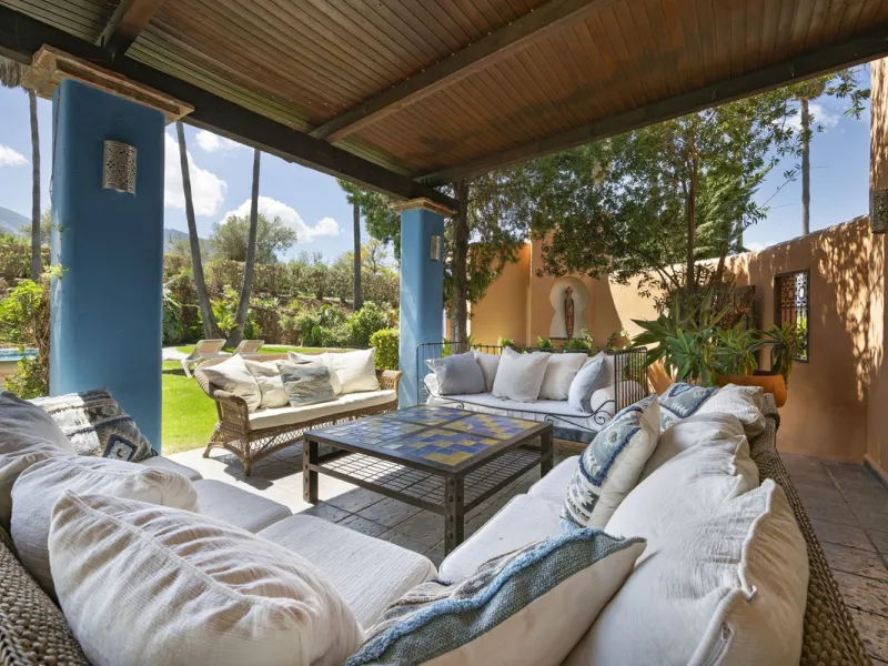 This magnificent finca offers the best of both worlds a luxurious, stylish property in a tranquil setting close to everything you need. Just five minutes driving from Alhaurin el Grande and 25 minutesfrom the airport. Perfect access, lovely views to the c