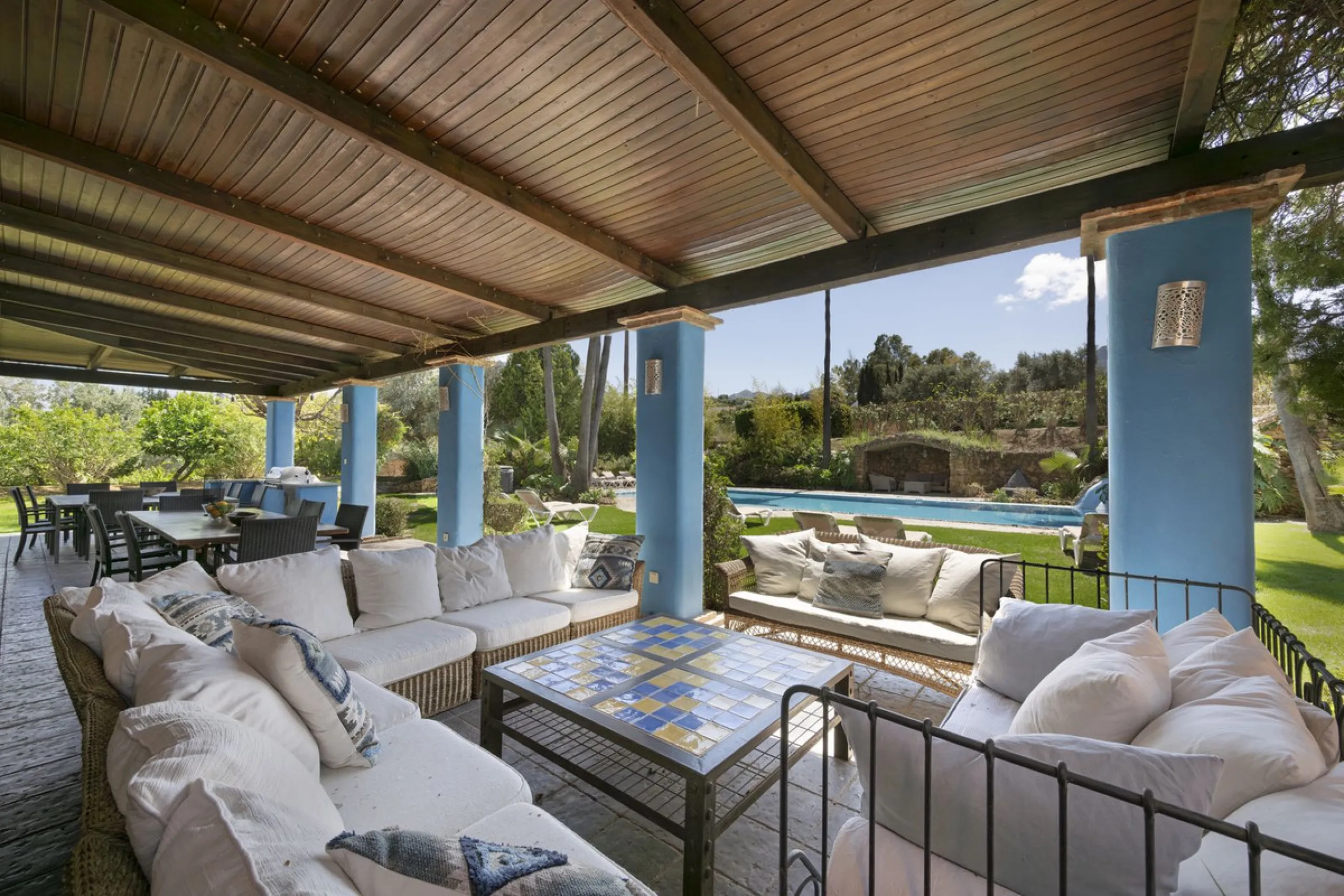 This magnificent finca offers the best of both worlds a luxurious, stylish property in a tranquil setting close to everything you need. Just five minutes driving from Alhaurin el Grande and 25 minutesfrom the airport. Perfect access, lovely views to the c