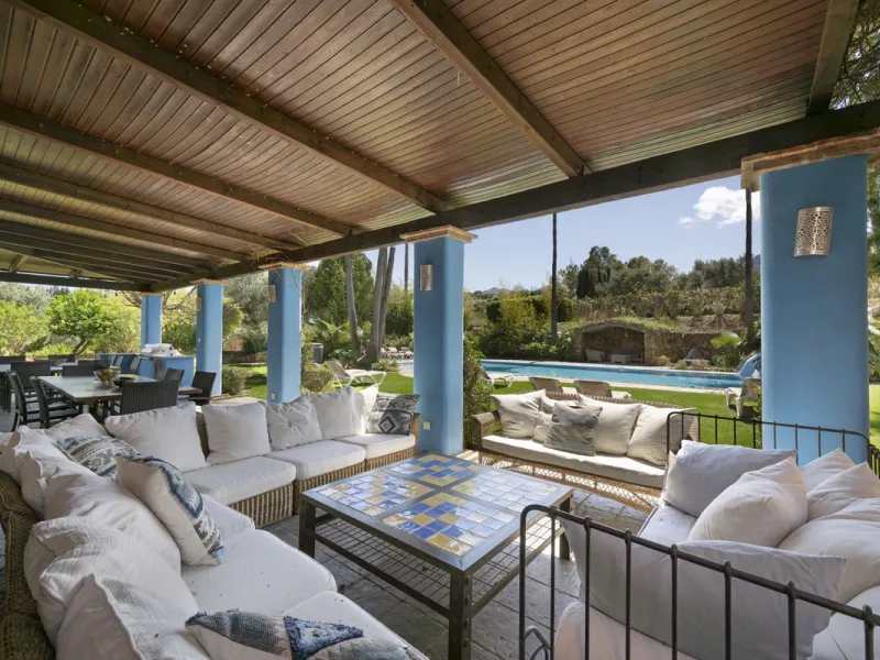 This magnificent finca offers the best of both worlds a luxurious, stylish property in a tranquil setting close to everything you need. Just five minutes driving from Alhaurin el Grande and 25 minutesfrom the airport. Perfect access, lovely views to the c