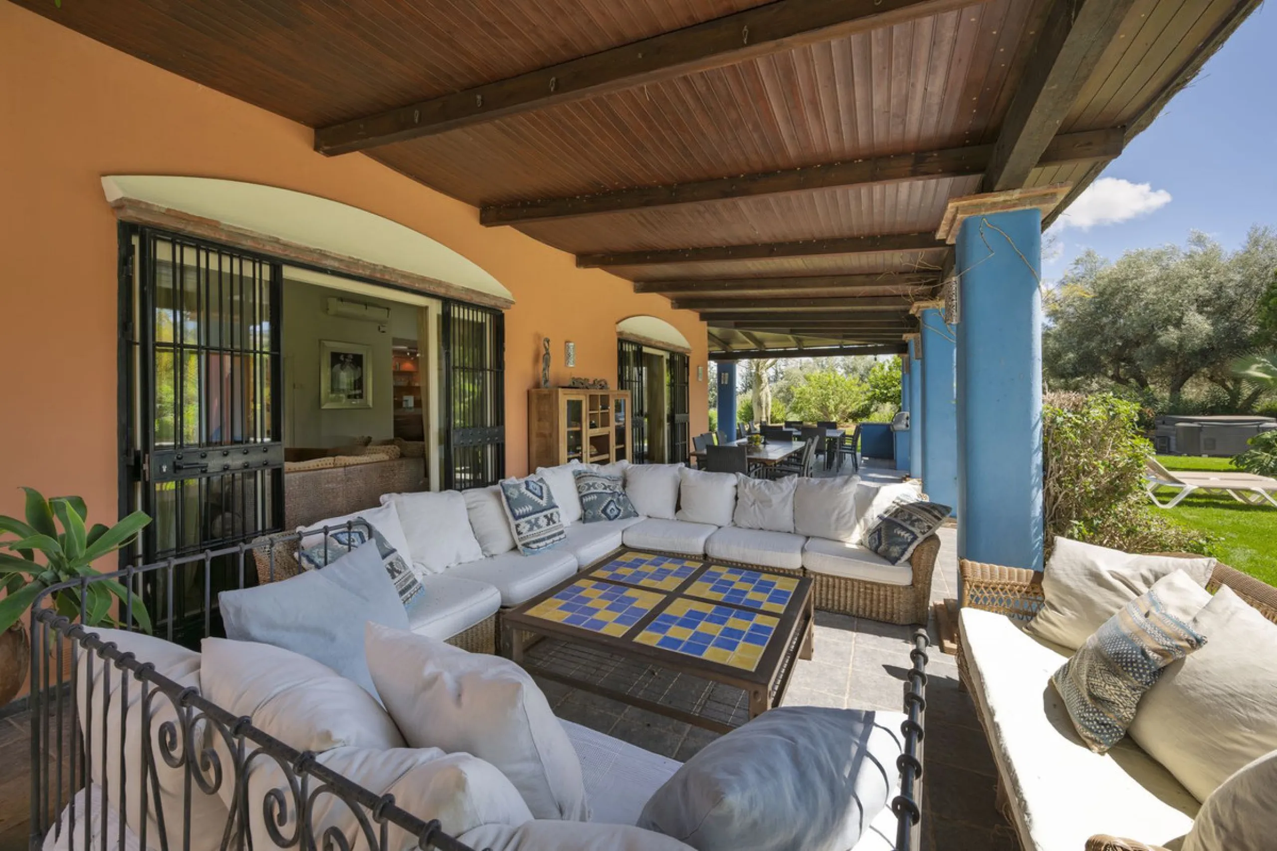 This magnificent finca offers the best of both worlds a luxurious, stylish property in a tranquil setting close to everything you need. Just five minutes driving from Alhaurin el Grande and 25 minutesfrom the airport. Perfect access, lovely views to the c
